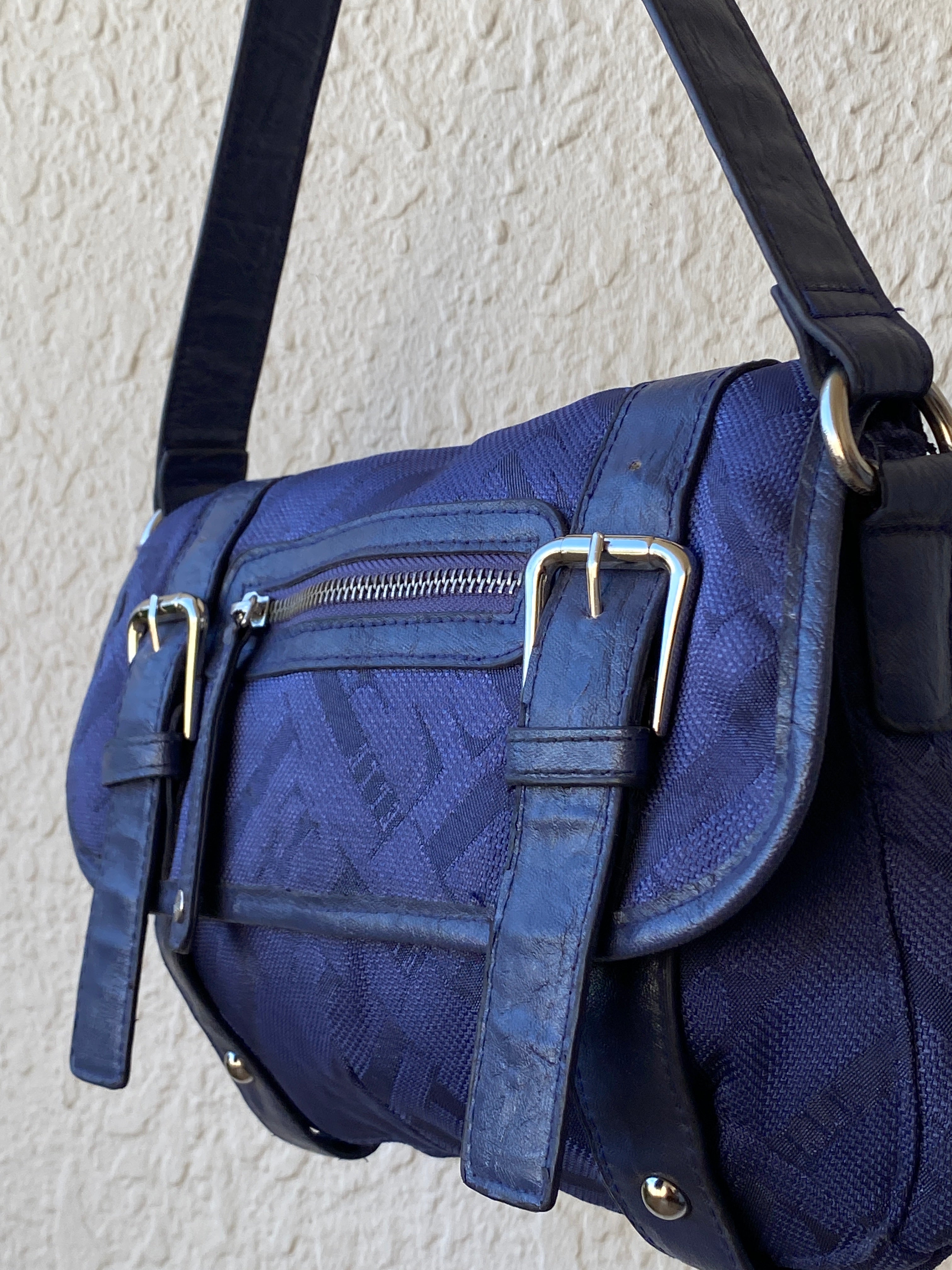 حقيبة كتف إيل زرقاء داكنة مع مشبك وحزام قابل للتعديل 