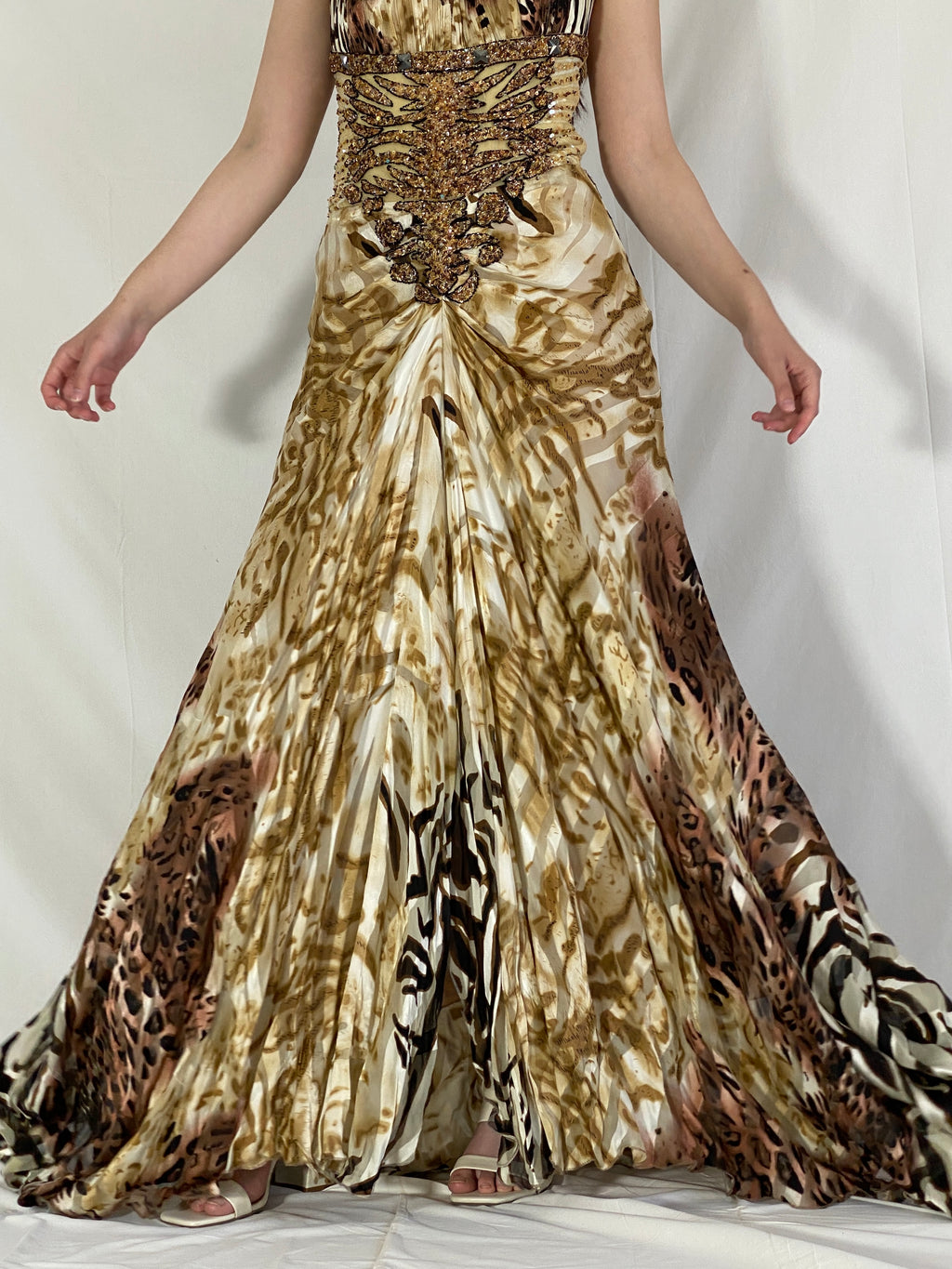 فستان سهرة هالتر مطبوع عليه حيوانات من مجموعة الرجاء كوتور Y2K، مزين بالخرز، على طراز روبرتو كافالي - مقاس صغير