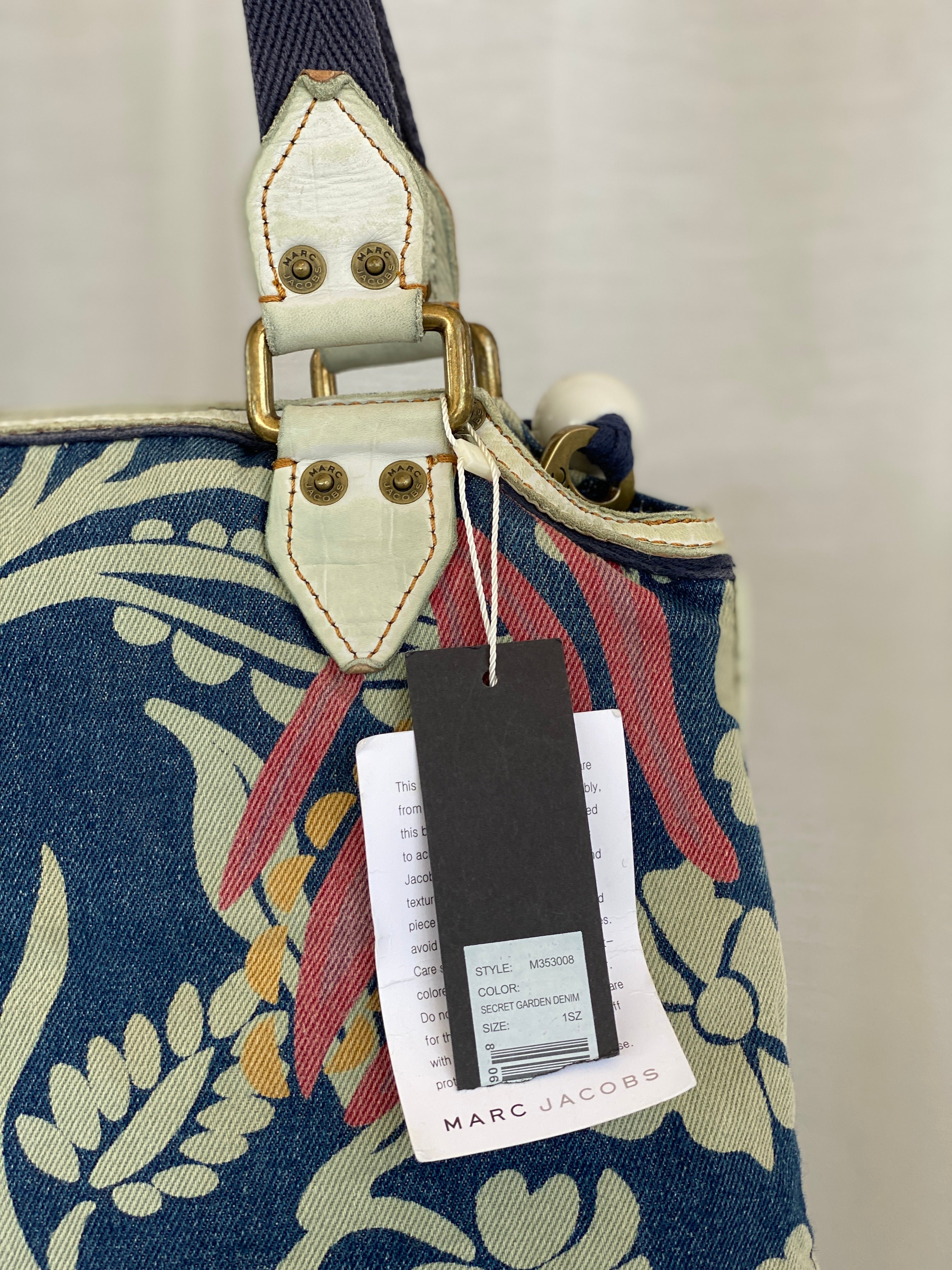 حقيبة يد كلاسيكية من مارك جاكوبس بطبعة دينم مع علامات