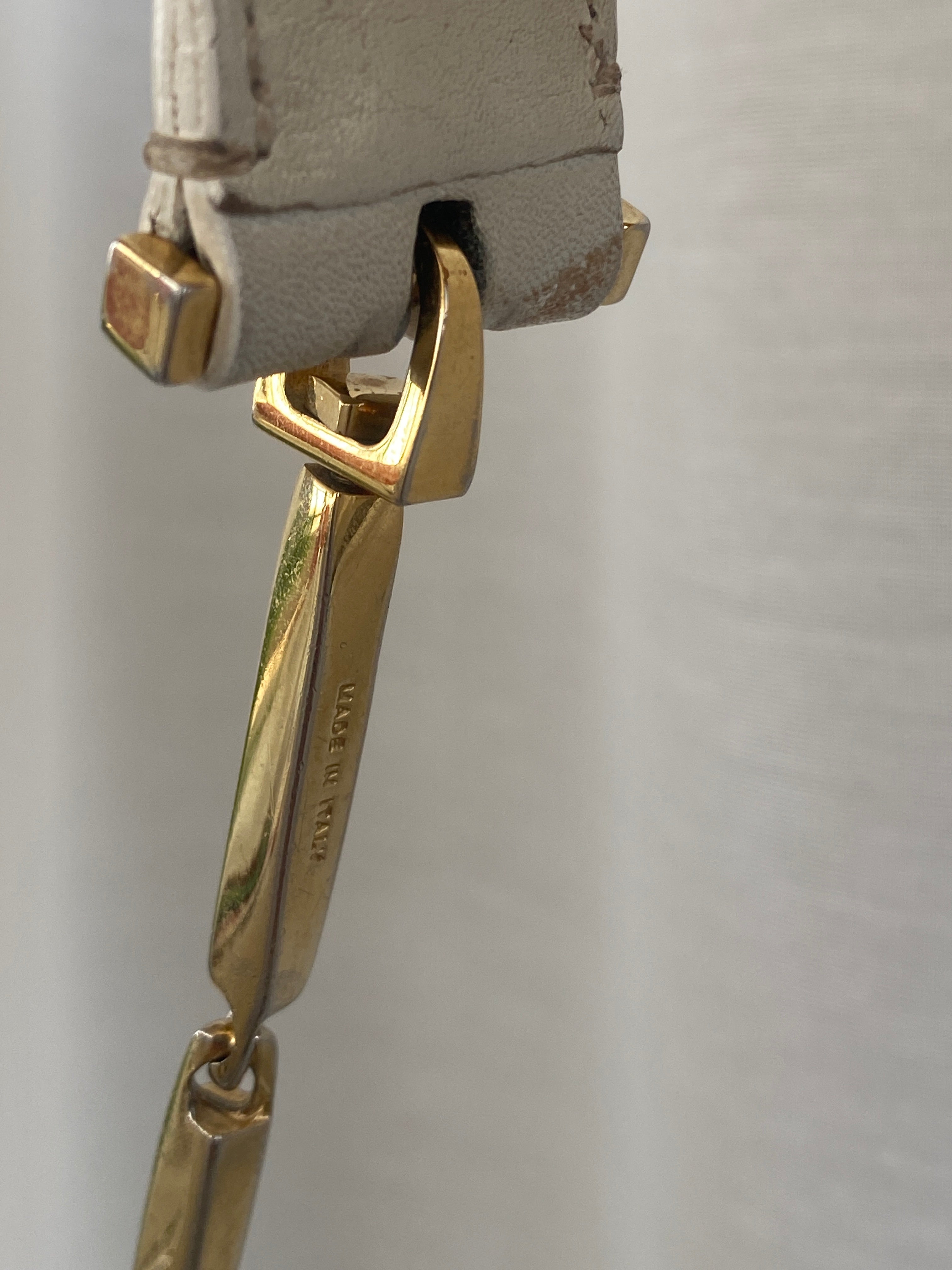 حقيبة كتف بمقبض ذهبي من الجلد الأبيض من تصميم سلفاتوري فيراغامو فينتاج