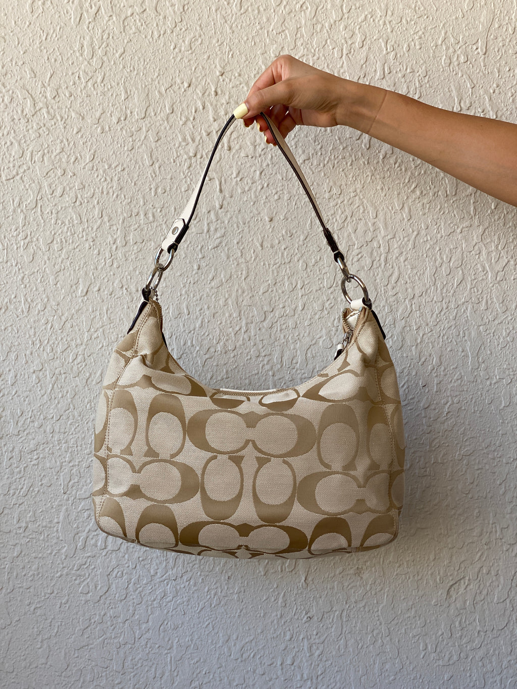 حقيبة كتف Coach Signature C الجديدة كليًا، من قماش الجاكار البيج، بخطوط بيضاء، قابلة للتحويل، F19281