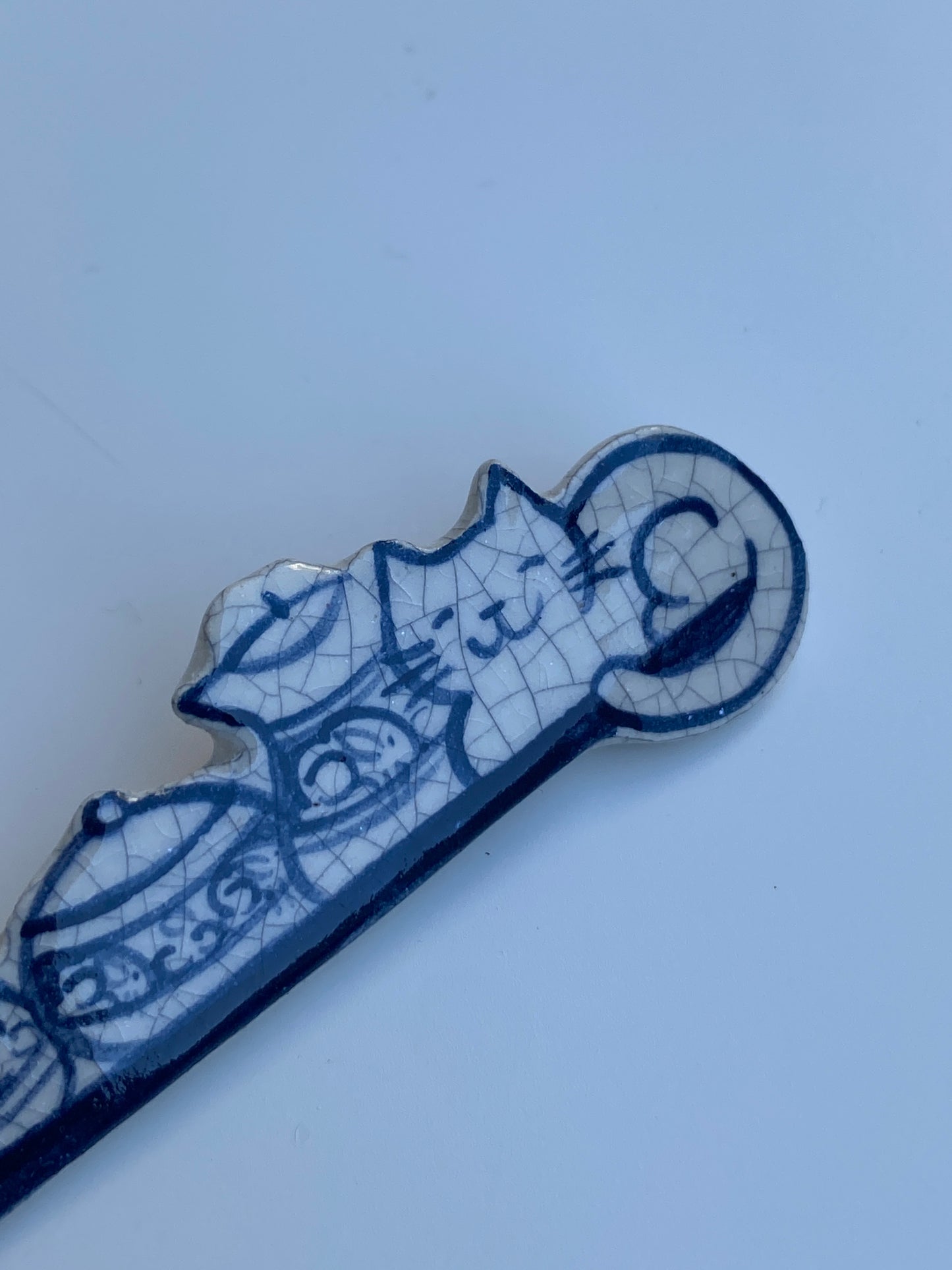 Vintage Hand-Painted Delft Style Cat & Floral Shelf Ceramic Brooch – Blue & White Artisan Pin