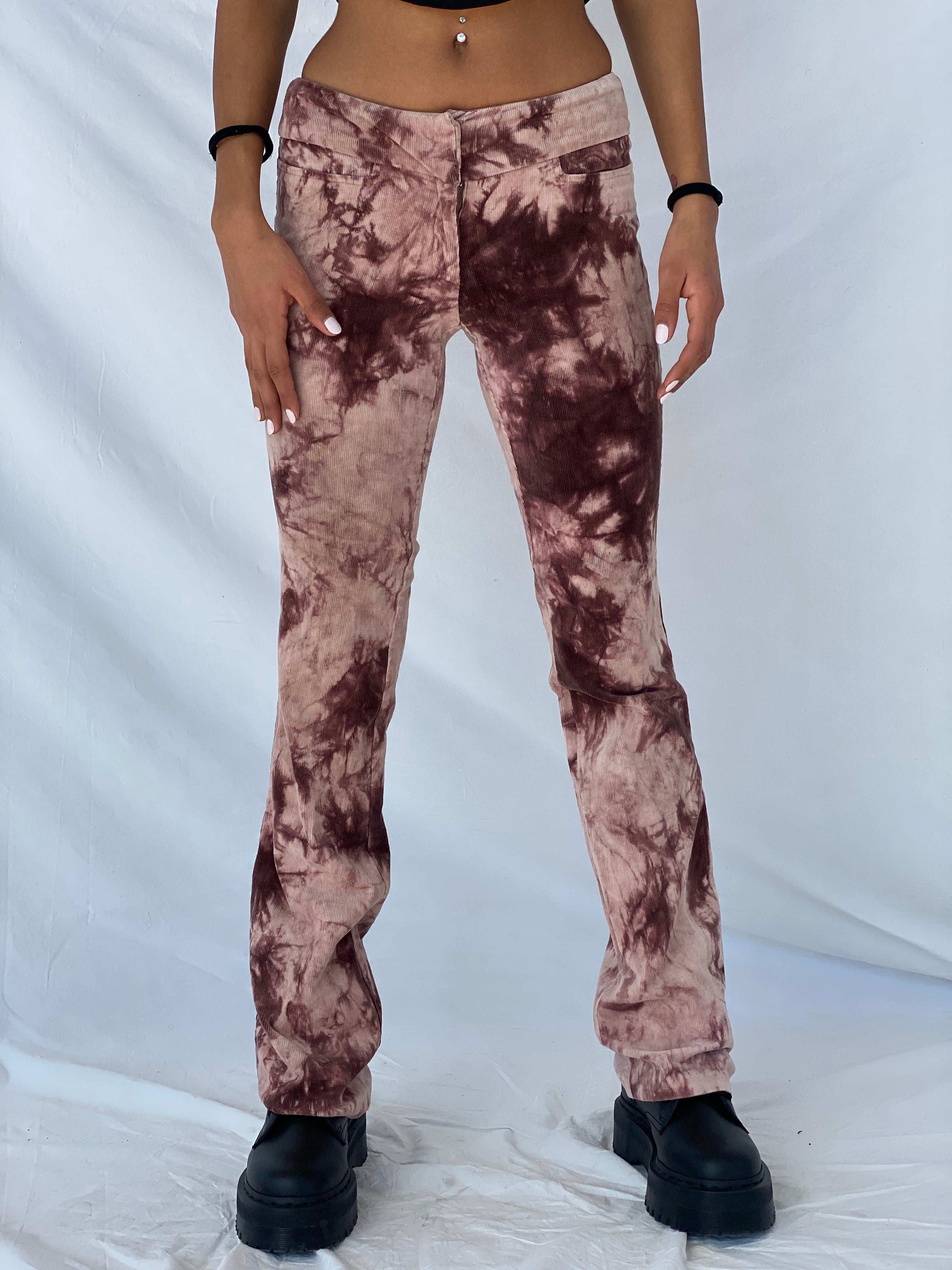 بنطلون مخملي منخفض الخصر من مجموعة Vintage Necessary Object بتصميم Tie-dye بنطلون مخملي منخفض الخصر من مجموعة Vintage Necessary Object بتصميم Tie-dye