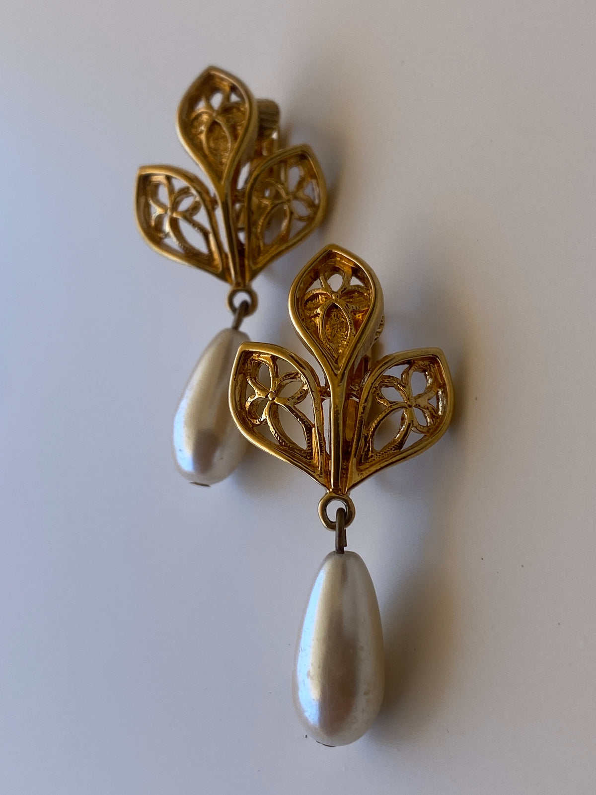 Vintage Sarah Coventry Faux Pearl Drop Clip-On Earrings Gold Tone Floral Filigree Vintage Sarah Coventry Faux Pearl Drop Clip-On Earrings Gold Tone Floral Filigree
