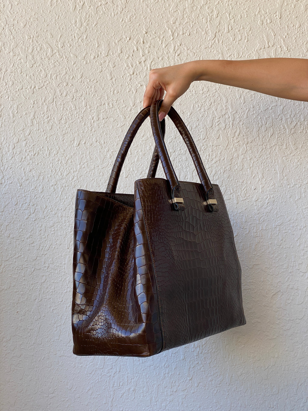 حقيبة فيكتوريا بيكهام كبيرة من الجلد باللون البني الشوكولاتي للنساء بتأثير جلد التمساح