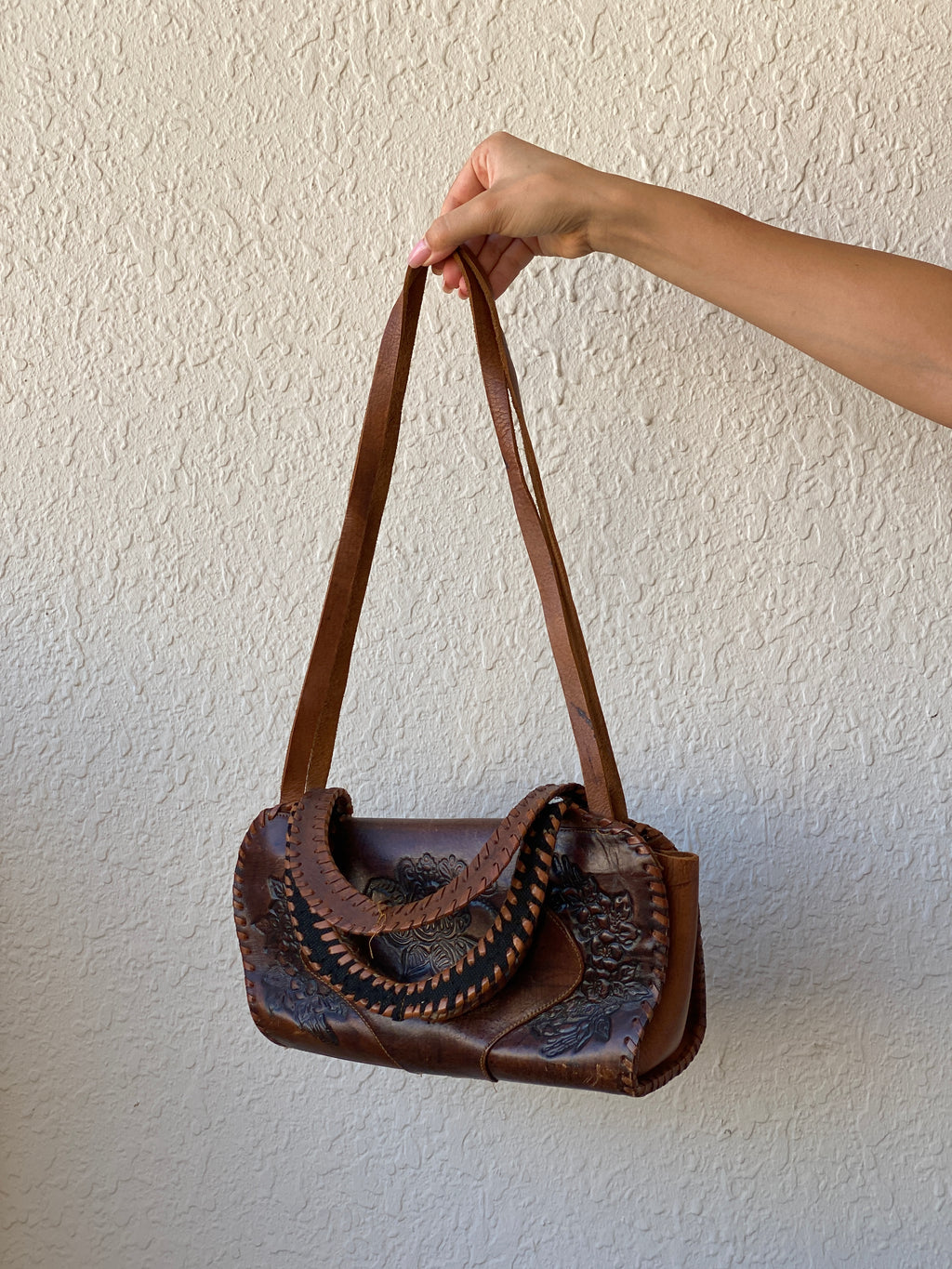حقيبة كتف من الجلد الأفريقي العتيق، مصنوعة يدويًا، باللون البني، مزينة بنقوش زهرية