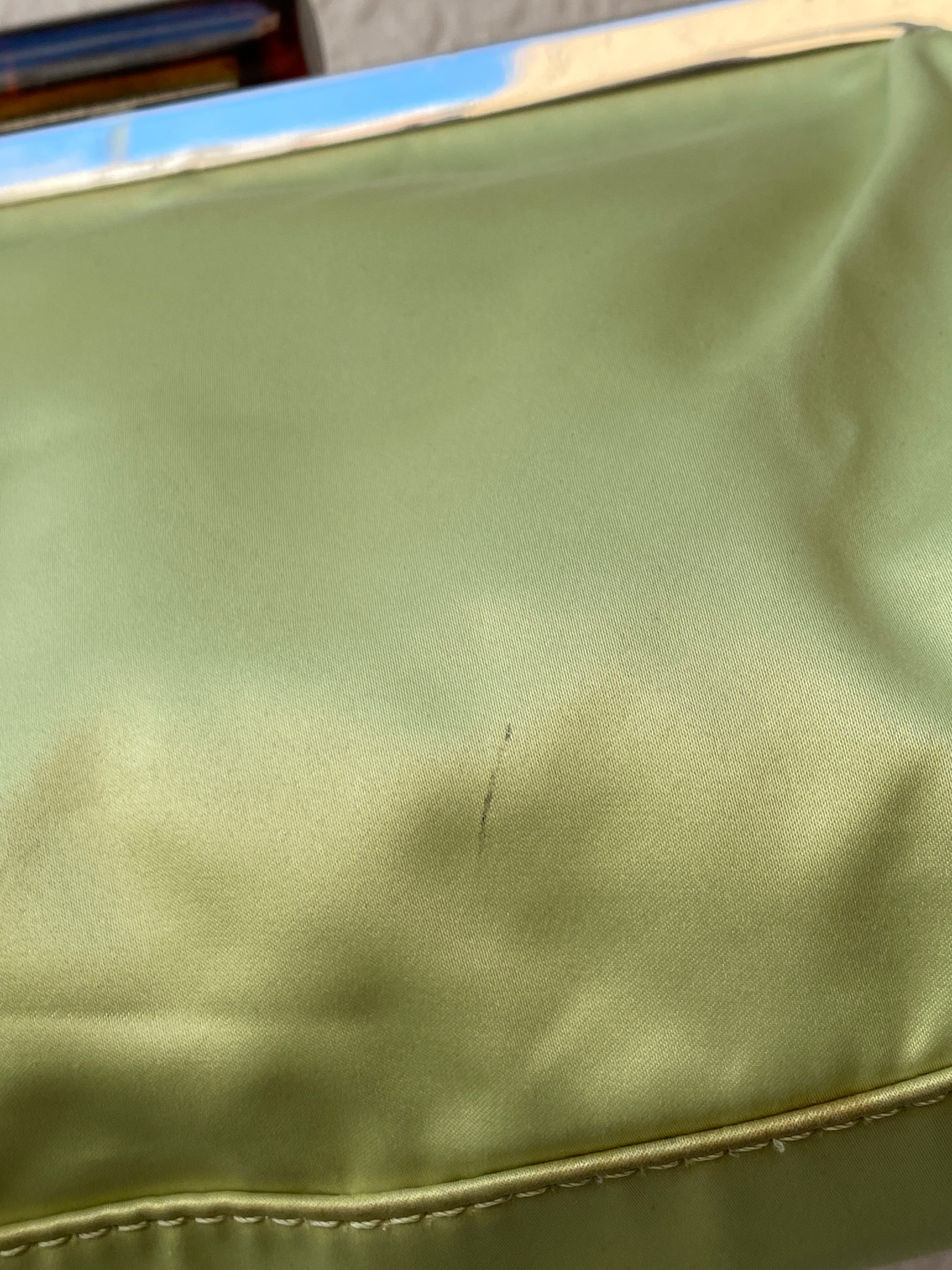 حقيبة كتف Guess باللون الأخضر الليموني المزين بالكريستال Y2K