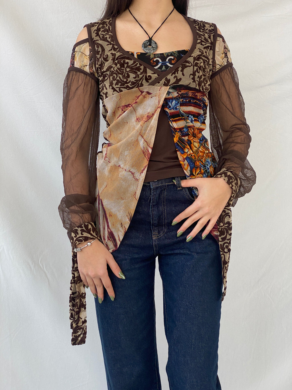 بلوزة "أنقذوا الملكة" بنية اللون بأكمام طويلة شفافة غير متماثلة - مقاس متوسط