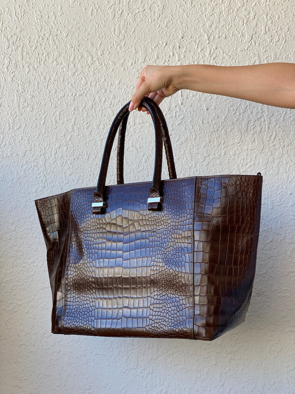 حقيبة فيكتوريا بيكهام كبيرة من الجلد باللون البني الشوكولاتي للنساء بتأثير جلد التمساح