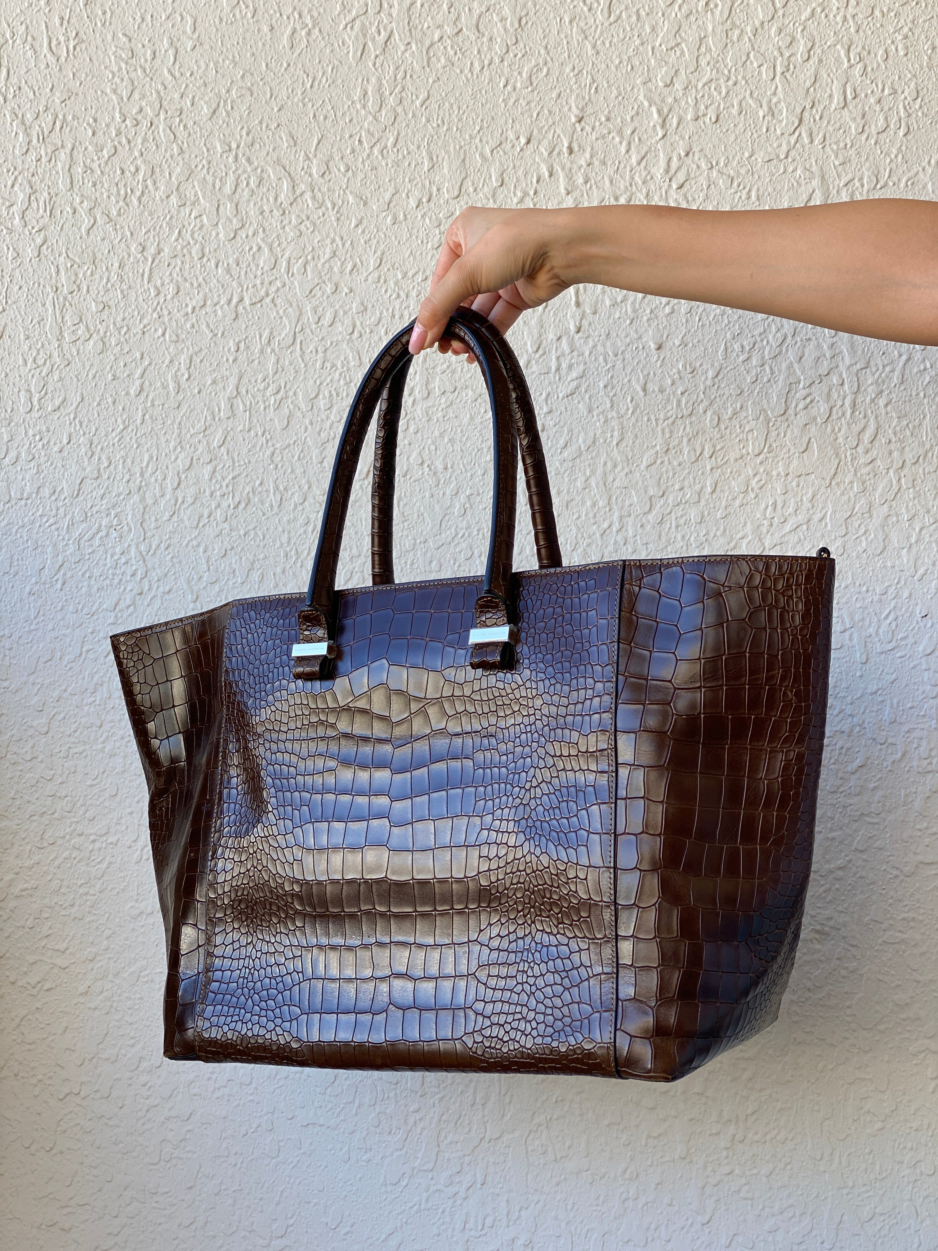 حقيبة فيكتوريا بيكهام كبيرة من الجلد باللون البني الشوكولاتي للنساء بتأثير جلد التمساح