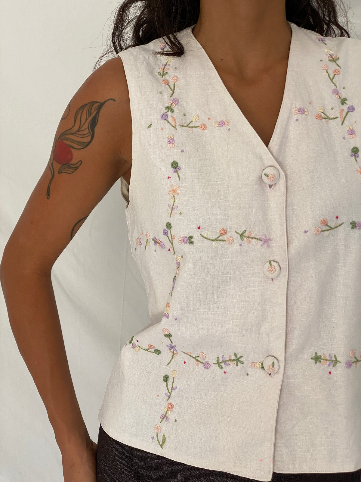 Vintage 90s Eagle’s Eye Ivory Linen Cotton Floral Embroidered Vest – S Vintage 90s Eagle’s Eye Ivory Linen Cotton Floral Embroidered Vest – S