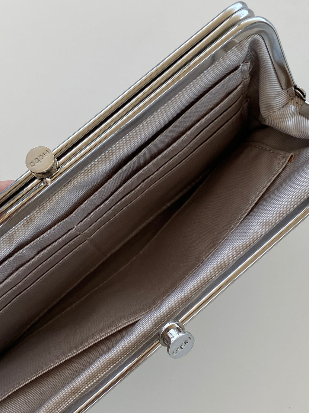 محفظة هوبو كلاتش من الجلد الطبيعي باللون الأزرق والبني