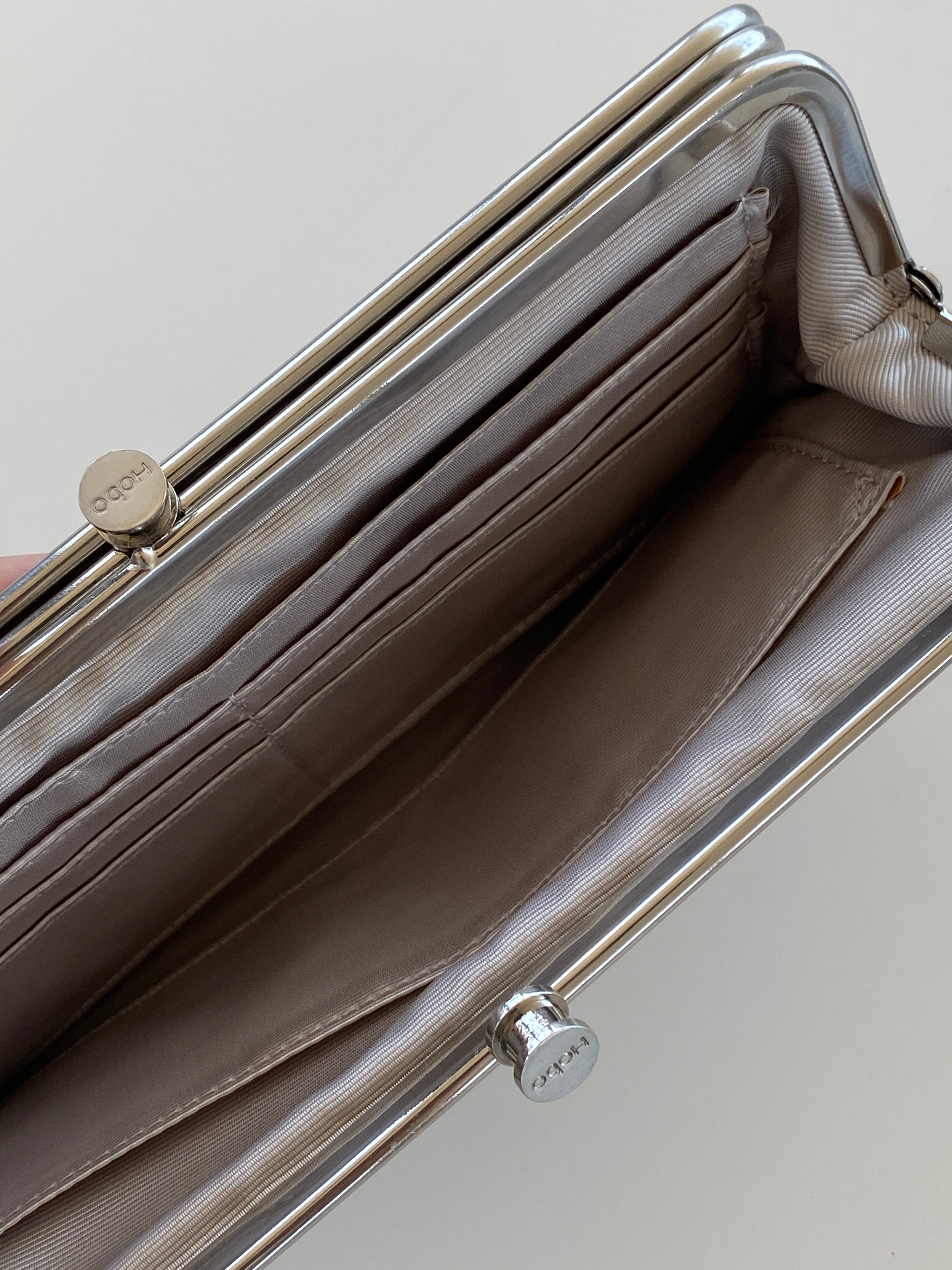 محفظة هوبو كلاتش من الجلد الطبيعي باللون الأزرق والبني