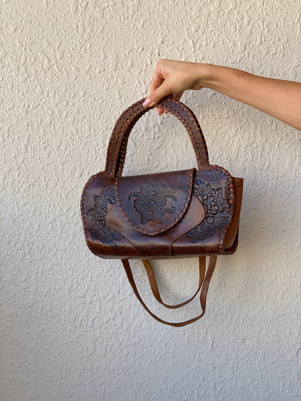 حقيبة كتف من الجلد الأفريقي العتيق، مصنوعة يدويًا، باللون البني، مزينة بنقوش زهرية