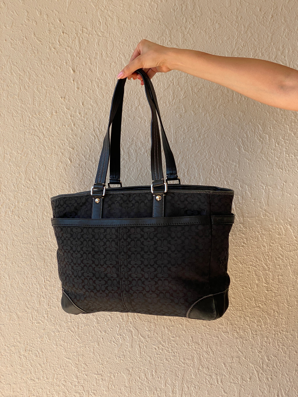 حقيبة كتف نسائية سوداء اللون من Coach Monogram أصلية