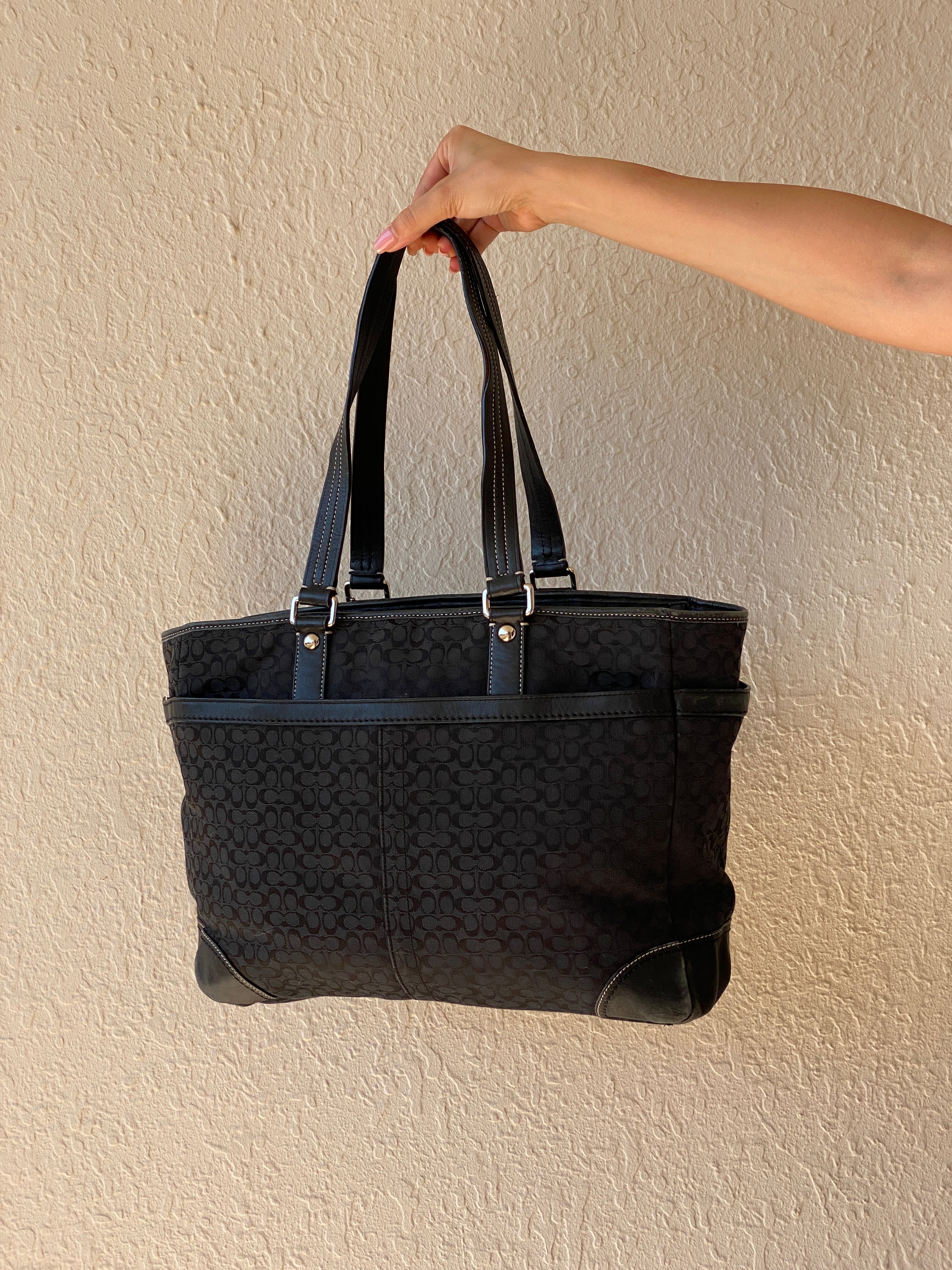 حقيبة كتف نسائية سوداء اللون من Coach Monogram أصلية