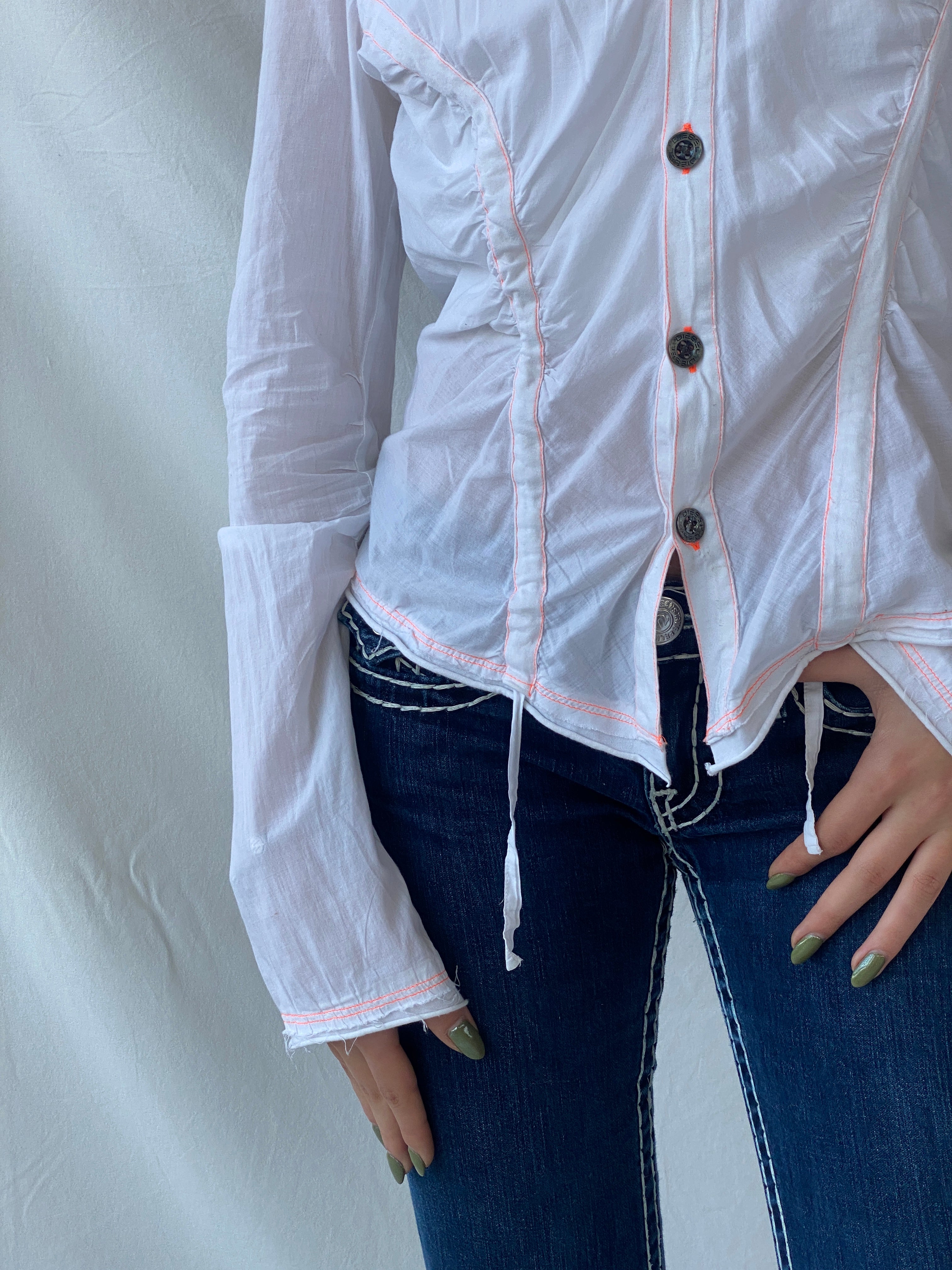 قميص نسائي من Y2K Diesel أبيض مطرز من القطن الشفاف بحواف ملفوفة - مقاس كبير