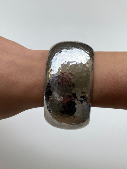 Vintage Silver-Tone Hammered Hinged Bangle Bracelet – Sculptural Minimalist Cuff