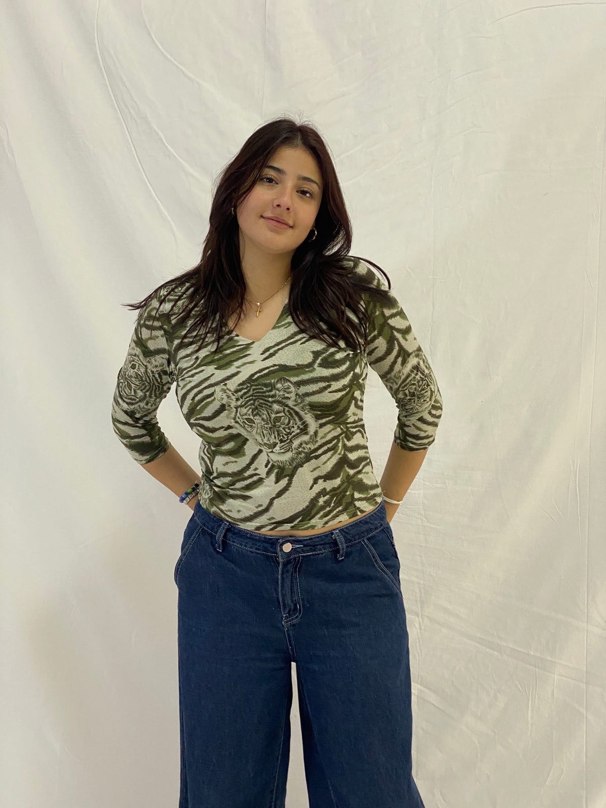 Vintage Green Tiger Print V-Neck Fitted 3/4 Sleeve Top - M Vintage Green Tiger Print V-Neck Fitted 3/4 Sleeve Top - M