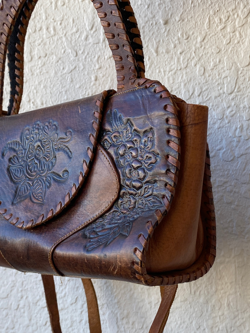 حقيبة كتف من الجلد الأفريقي العتيق، مصنوعة يدويًا، باللون البني، مزينة بنقوش زهرية