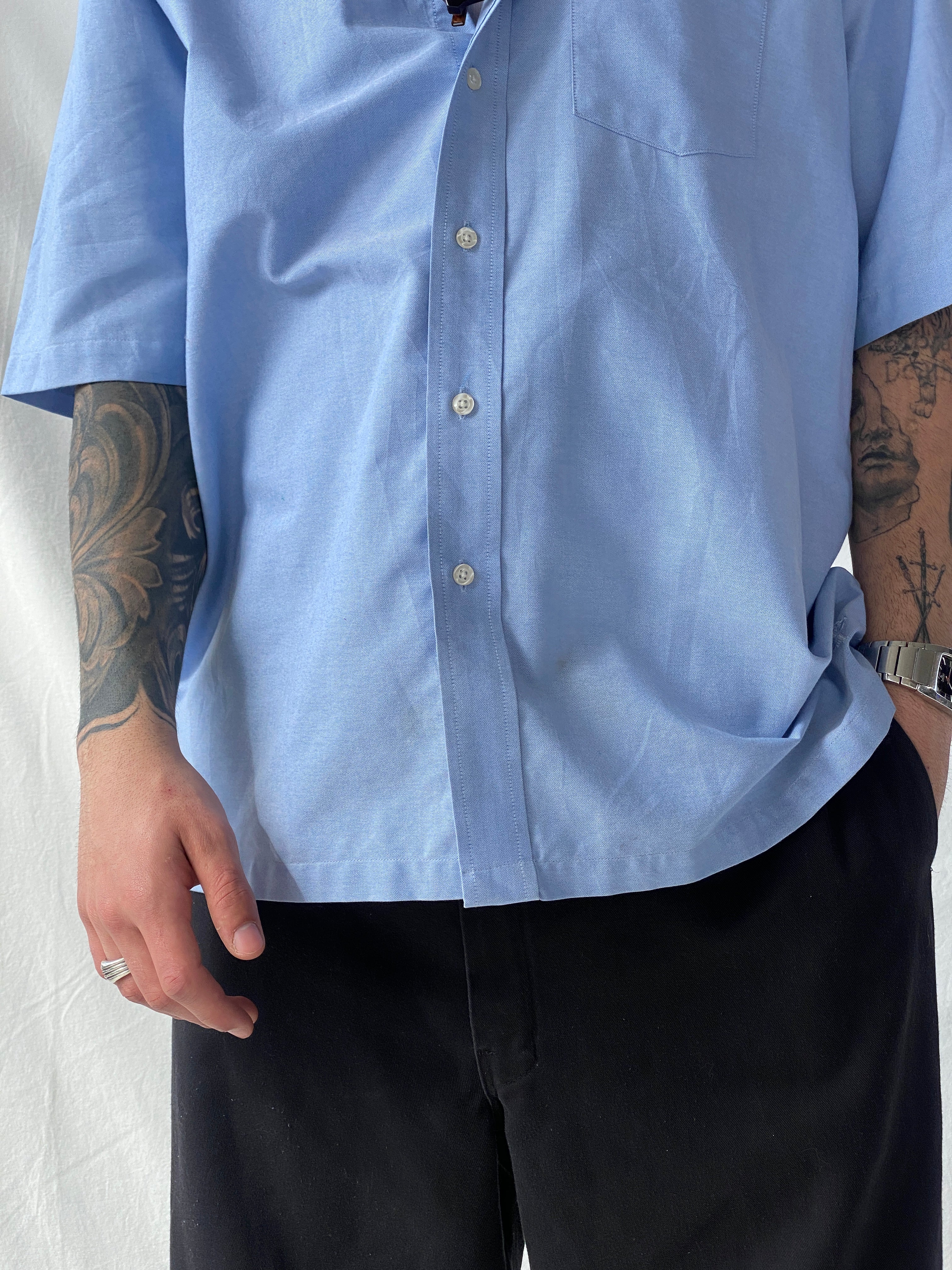 قميص رجالي أزرق بأكمام نصفية من مجموعة 90s Freeds Class Act - مقاس كبير