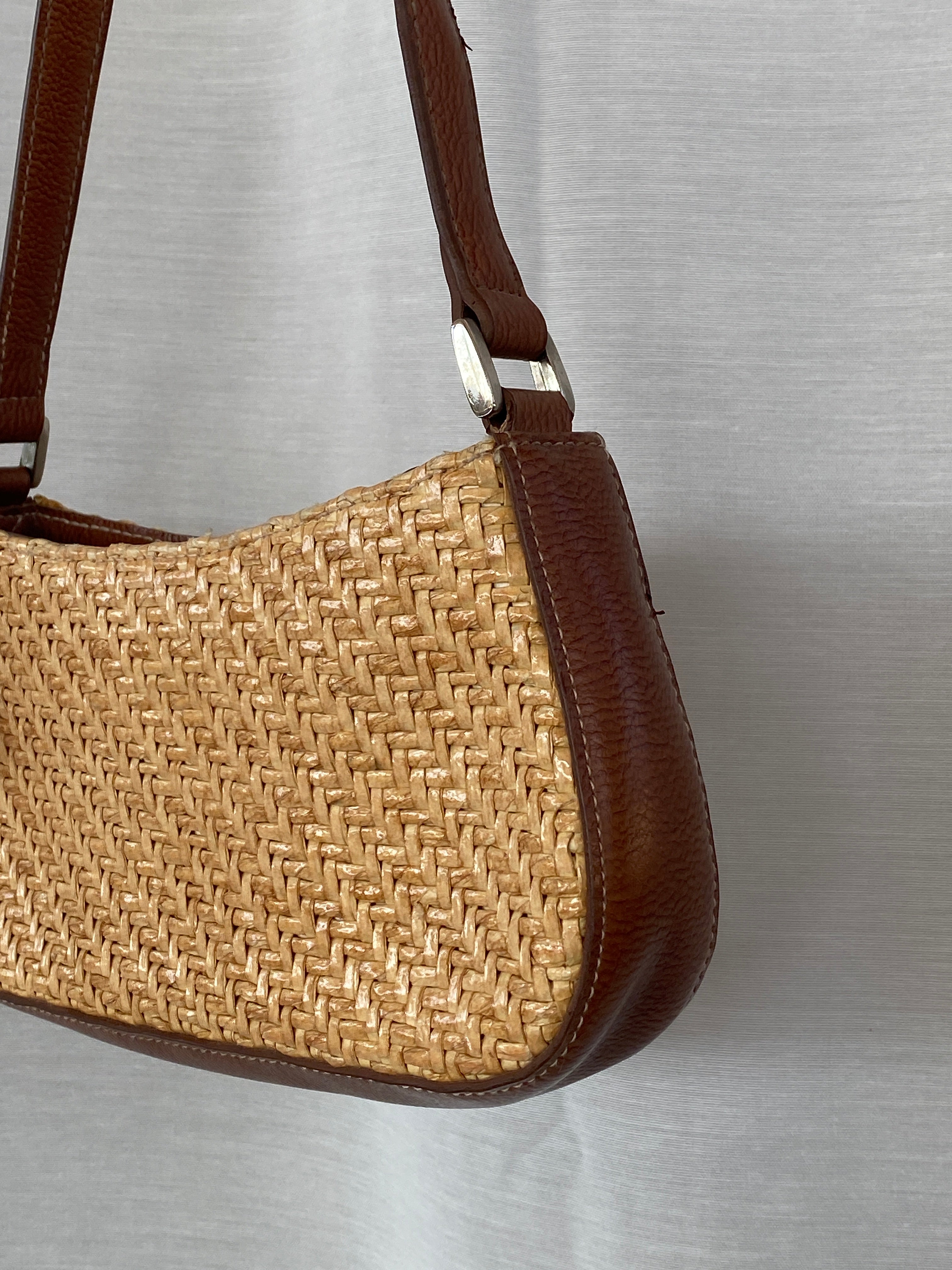 حقيبة كتف ليز كلايبورن من التسعينيات بتصميم عام 2000، مصنوعة من خوص الرافيا المنسوج