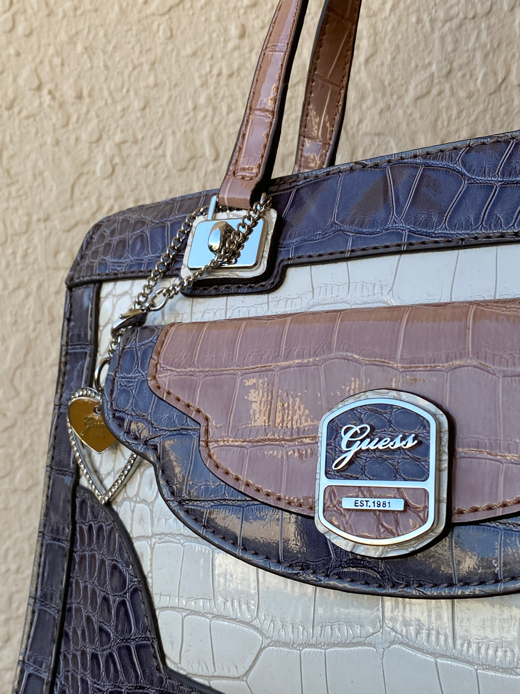 حقيبة يد GUESS ثلاثية الألوان بنقشة جلد التمساح مع حزام كروس بودي