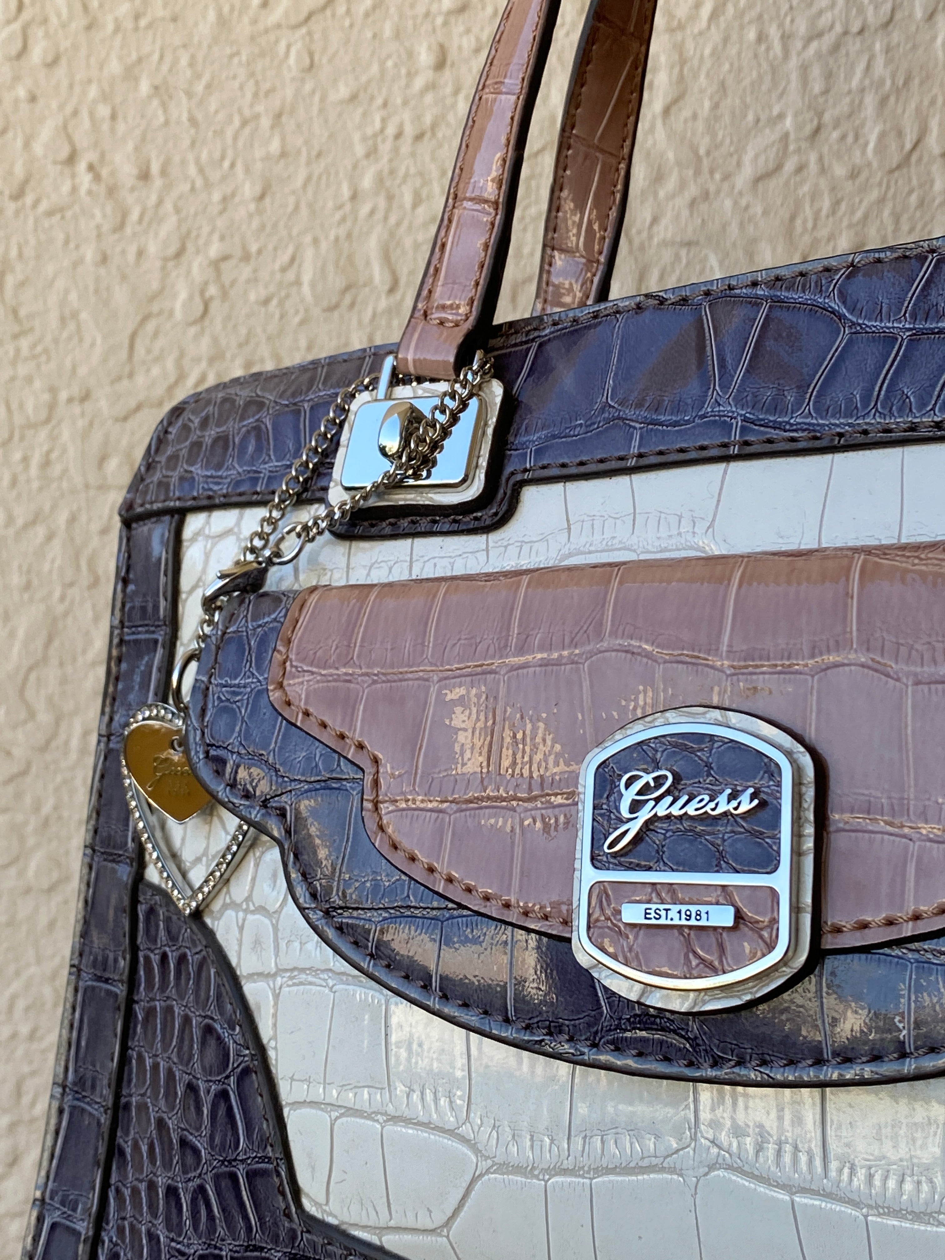 حقيبة يد GUESS ثلاثية الألوان بنقشة جلد التمساح مع حزام كروس بودي