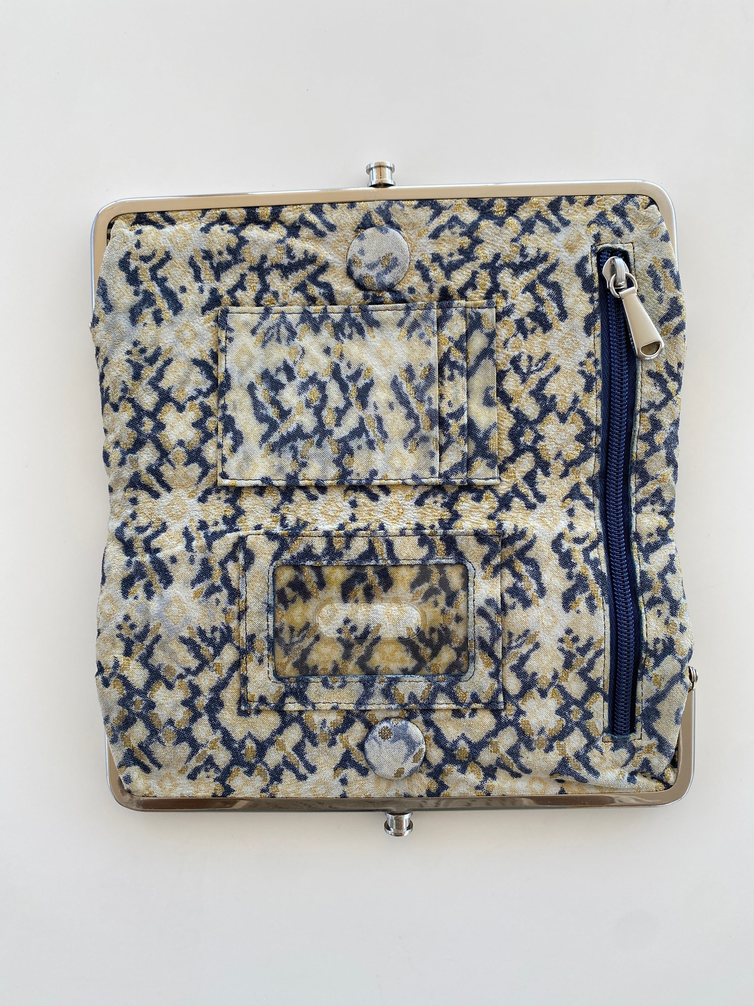 محفظة هوبو كلاتش من الجلد الطبيعي باللون الأزرق والبني