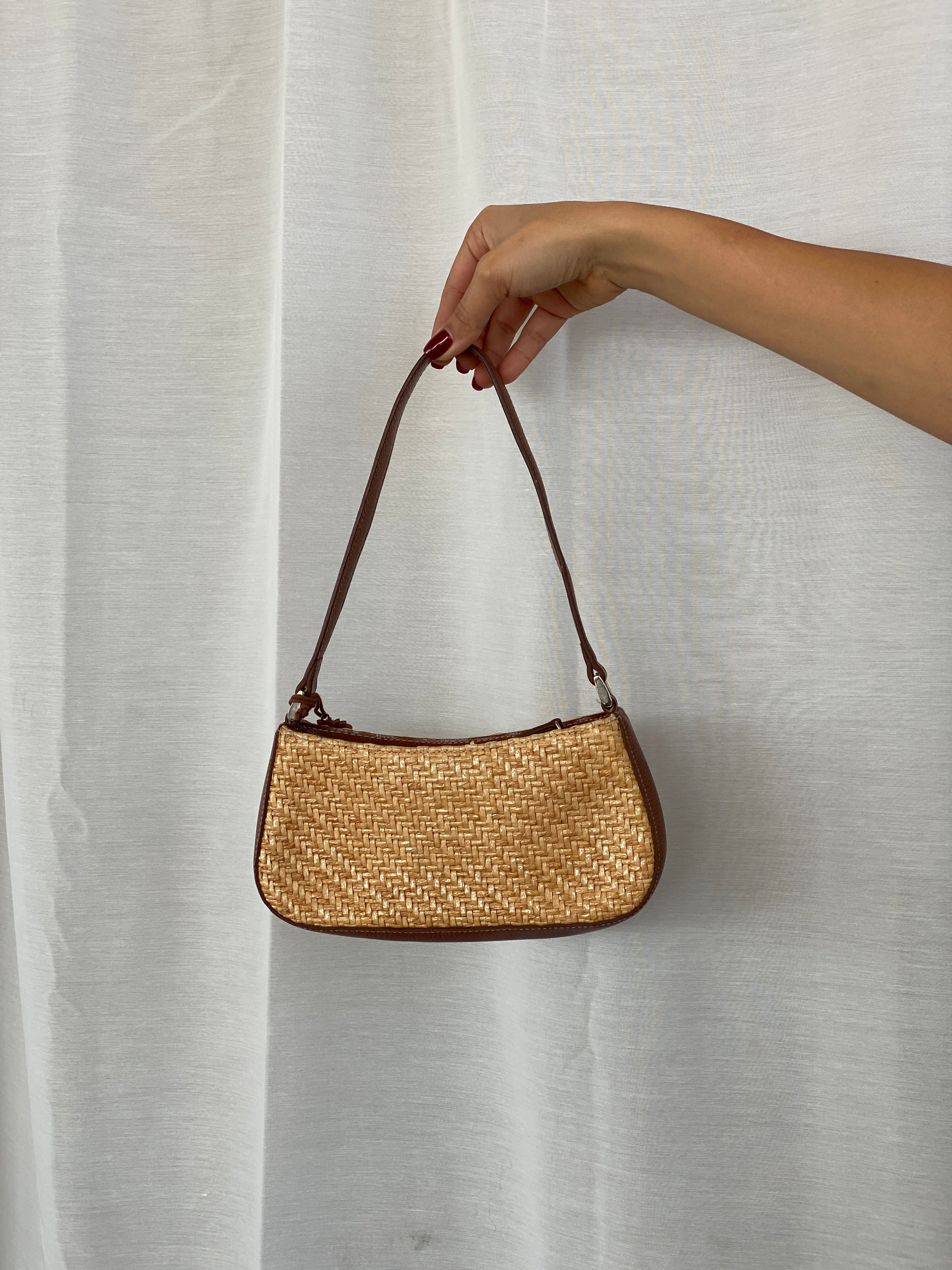 حقيبة كتف ليز كلايبورن من التسعينيات بتصميم عام 2000، مصنوعة من خوص الرافيا المنسوج