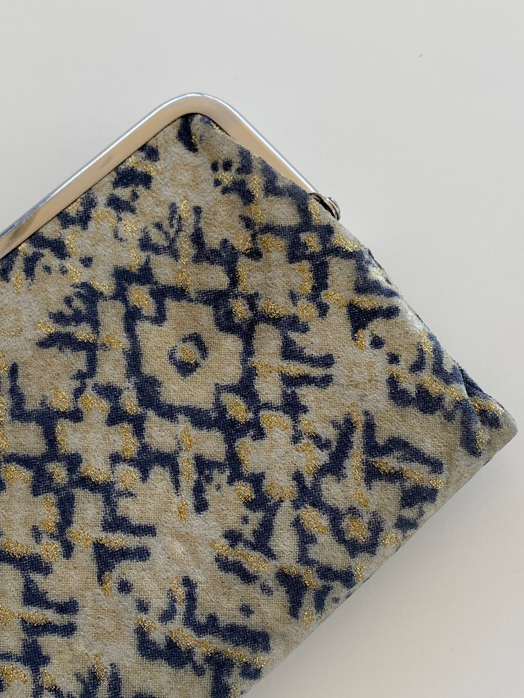 محفظة هوبو كلاتش من الجلد الطبيعي باللون الأزرق والبني