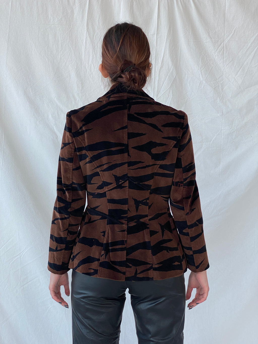 بليزر ثقيل من المخمل بطبعة نمر بني وأسود من كينزو جينز، بتصميم عتيق رائع من التسعينيات - مقاس متوسط