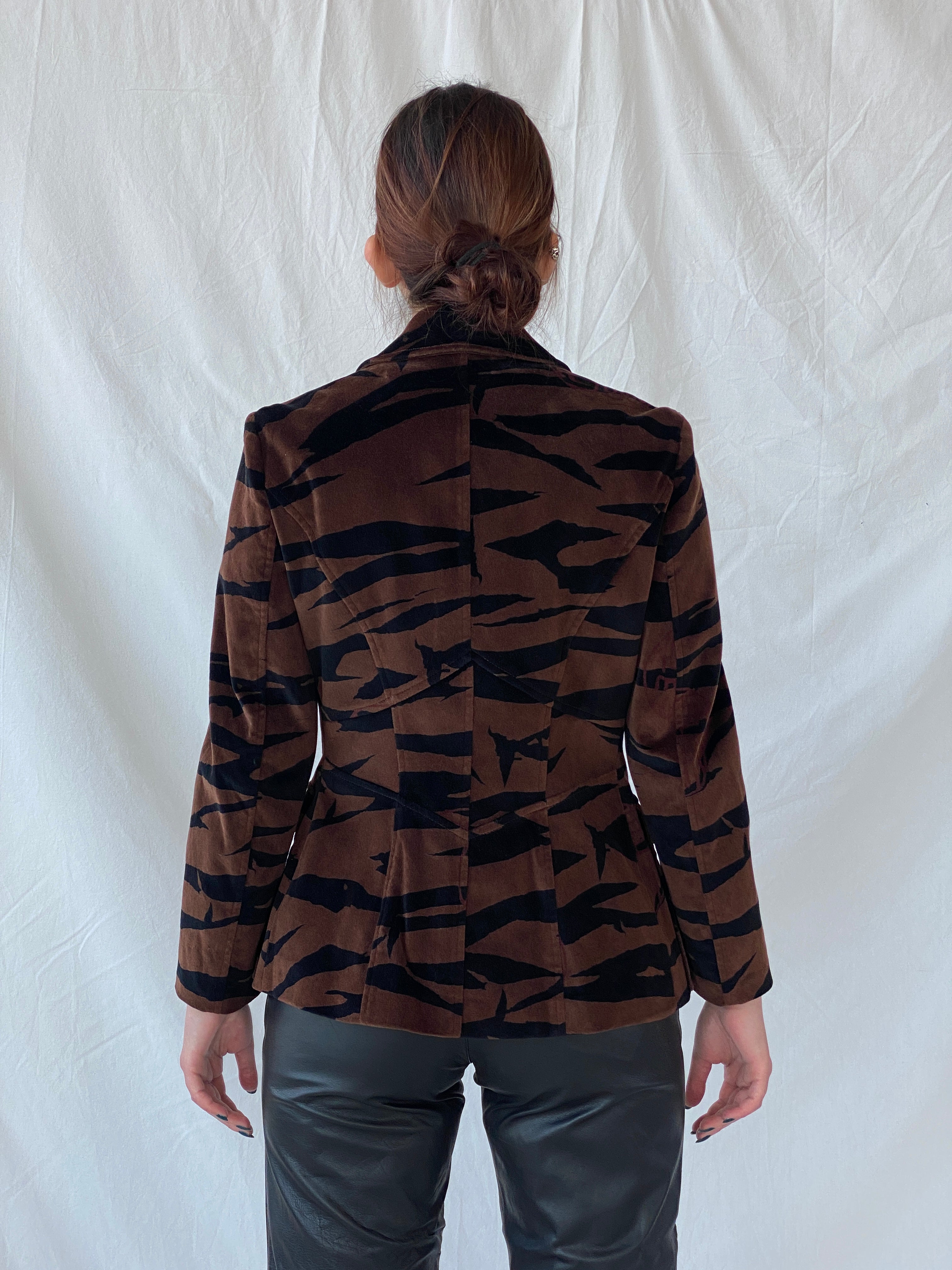 بليزر ثقيل من المخمل بطبعة نمر بني وأسود من كينزو جينز، بتصميم عتيق رائع من التسعينيات - مقاس متوسط