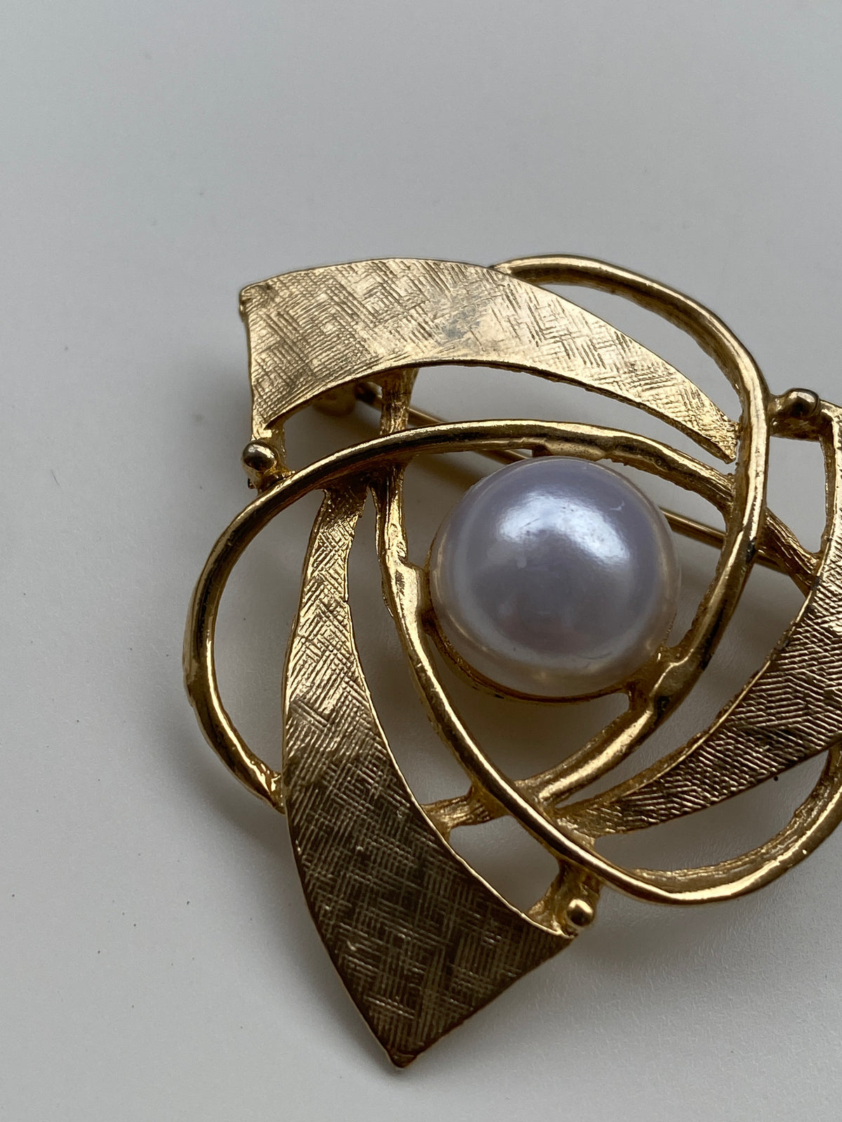 Vintage Gold Tone Abstract Pearl Brooch – Geometric Swirl Statement Pin Vintage Gold Tone Abstract Pearl Brooch – Geometric Swirl Statement Pin