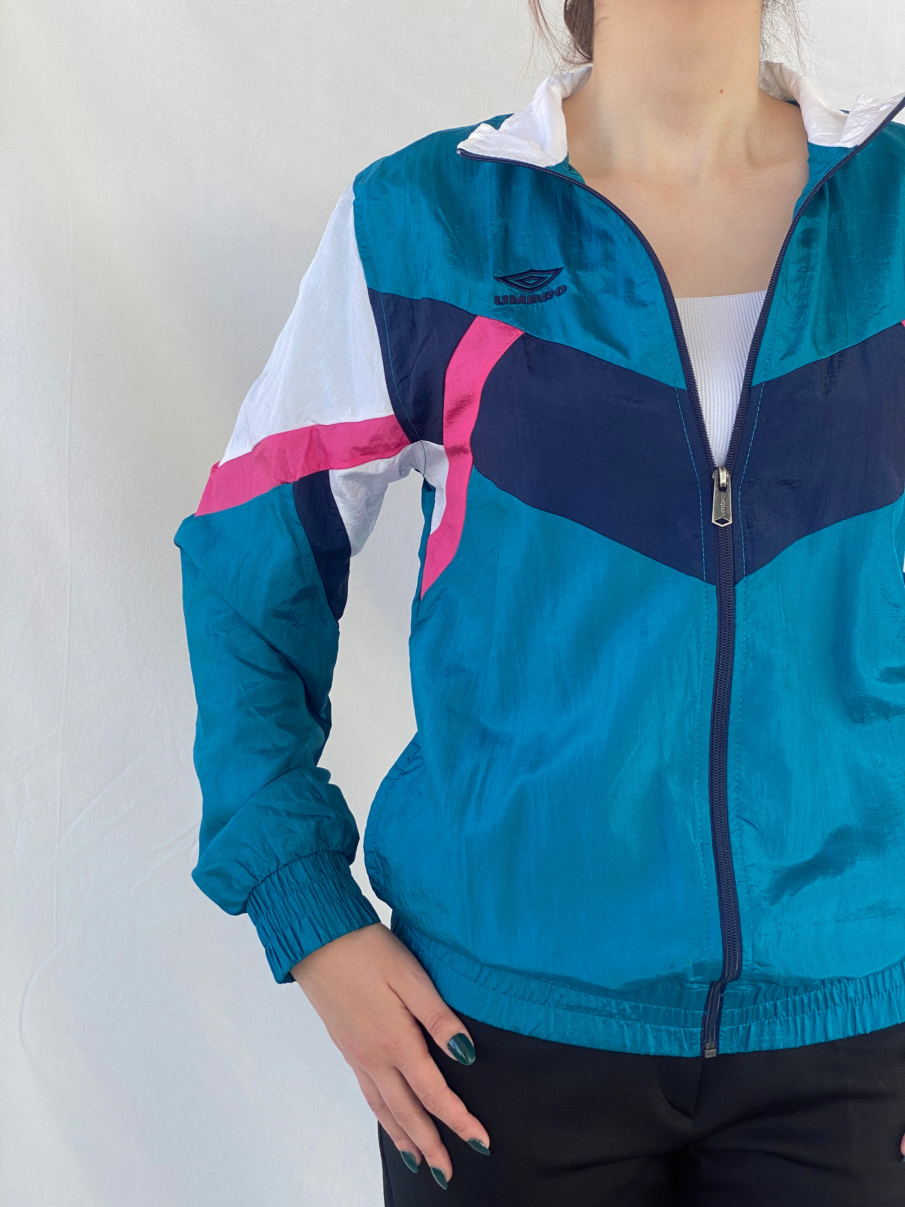 جاكيت رياضي نسائي من Umbro Premier Blue Colorblock مقاوم للرياح - مقاس صغير