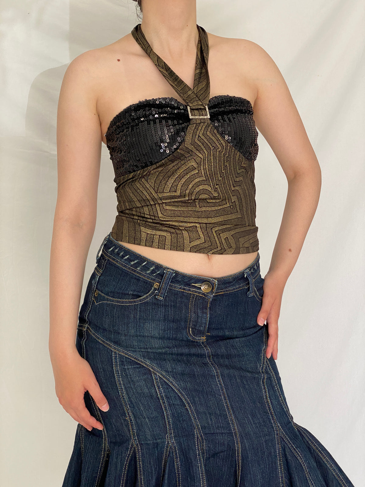 Y2K Black & Gold Sequin Halter Party Top Shimmery Metallic Clubwear Top – S Y2K Black & Gold Sequin Halter Party Top Shimmery Metallic Clubwear Top – S