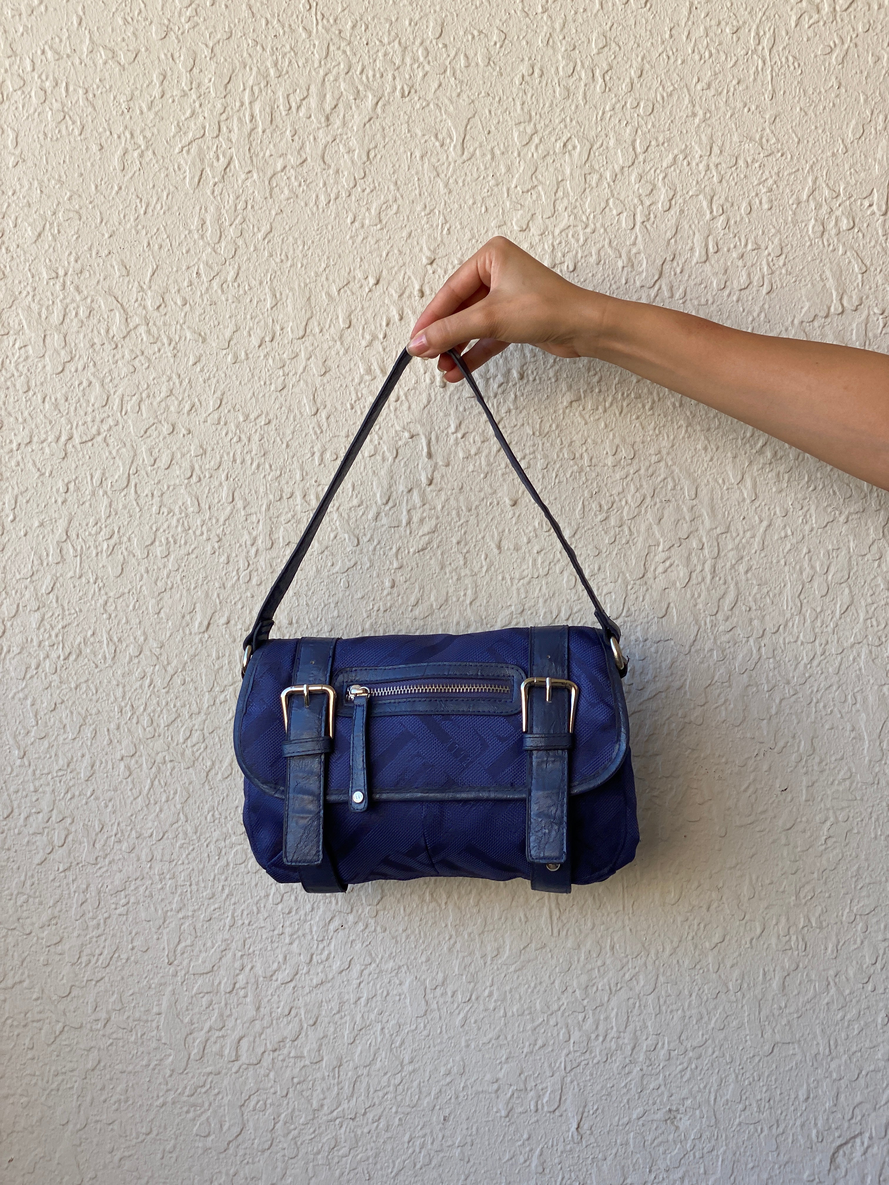 حقيبة كتف إيل زرقاء داكنة مع مشبك وحزام قابل للتعديل 
