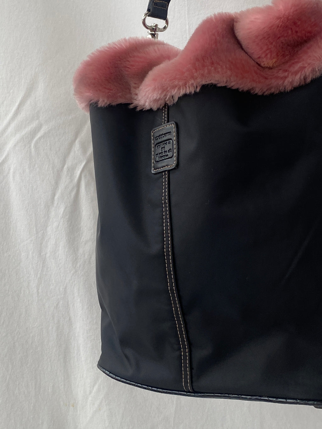 حقيبة كتف ليز كلايبورن توت سوداء مستوحاة من براتز من عام 2000