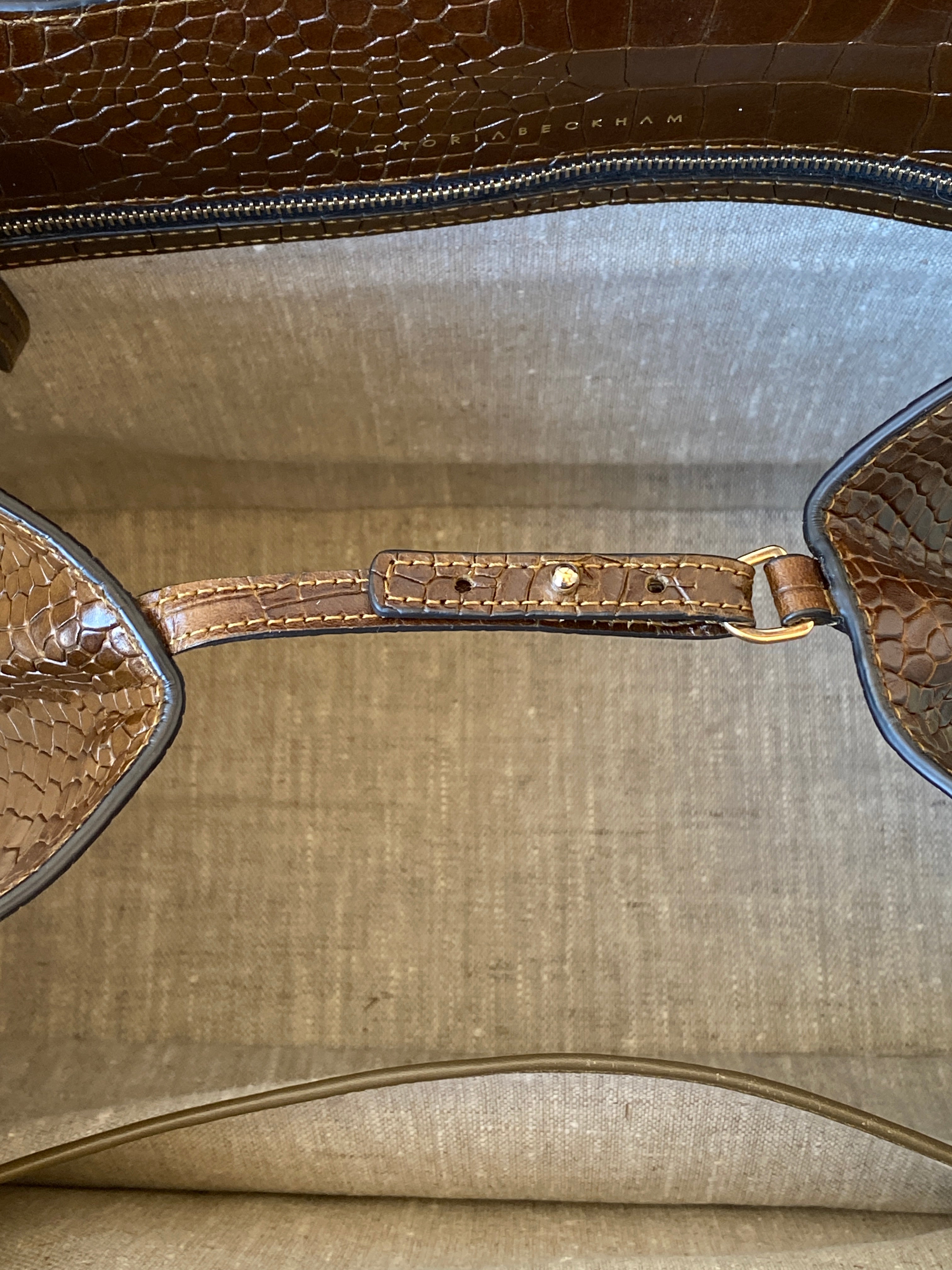 حقيبة فيكتوريا بيكهام كبيرة من الجلد باللون البني الشوكولاتي للنساء بتأثير جلد التمساح