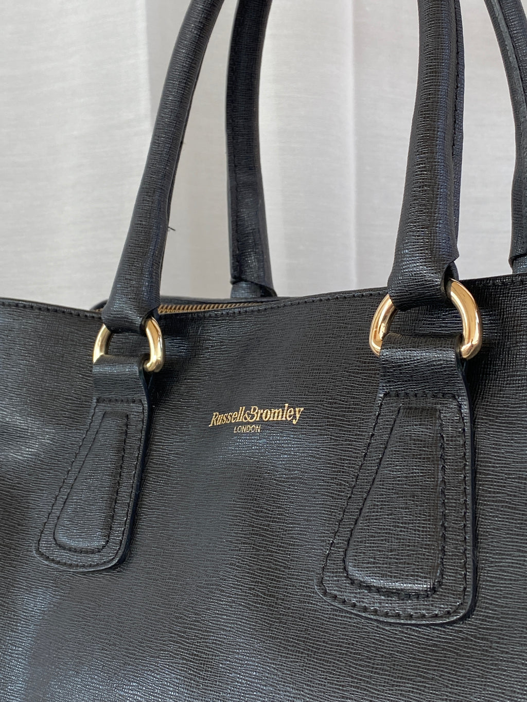 حقيبة عمل كلاسيكية من الجلد الأسود من Russel &amp; Bromley London