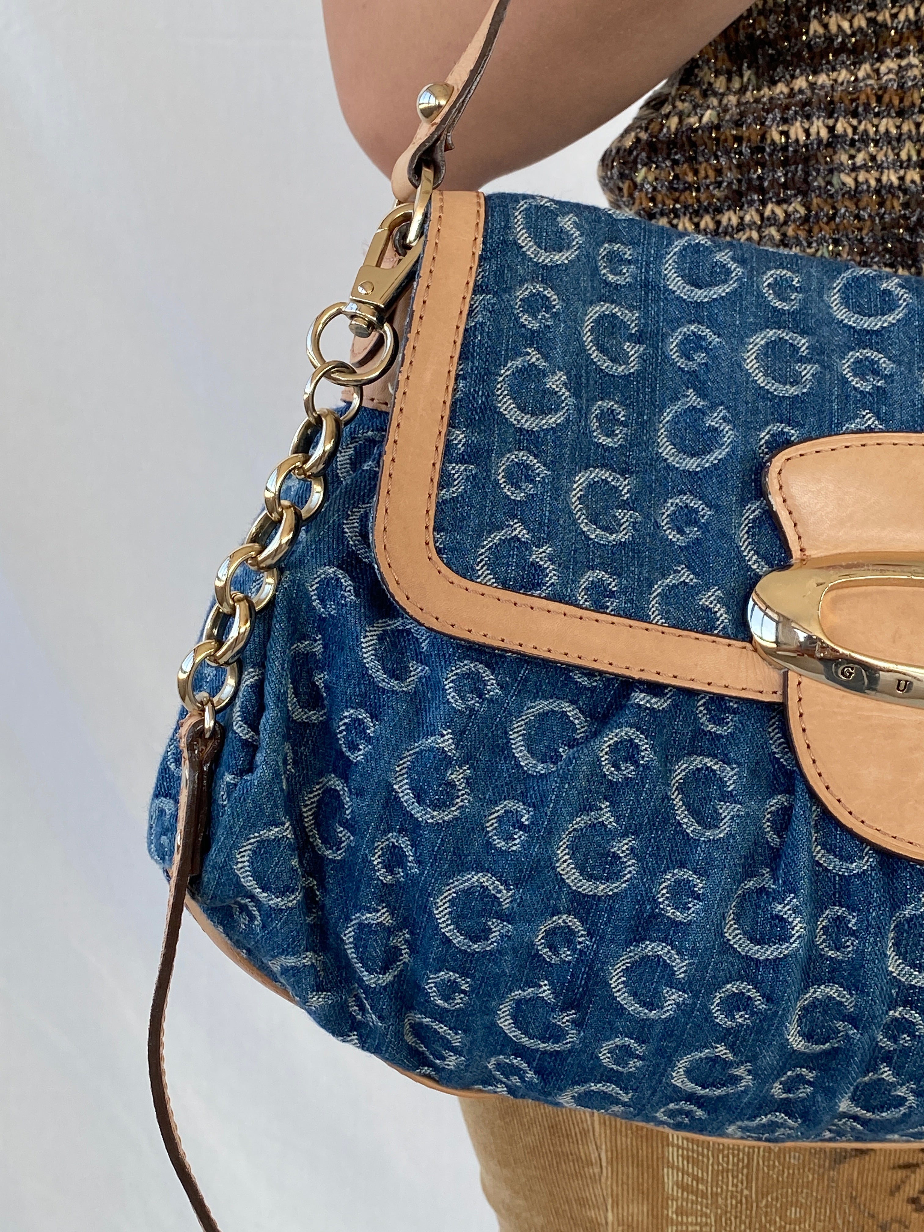 حقيبة كتف نادرة من قماش الدنيم من جيس باي مارسيانو تعود إلى العقد الأول من القرن الحادي والعشرين