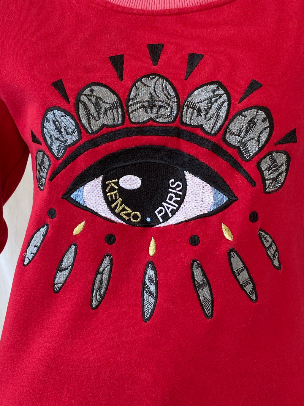 سترة كينزو باريس الحمراء من الصوف بطبعة عين، بياقة دائرية، قطن، مقاس صغير