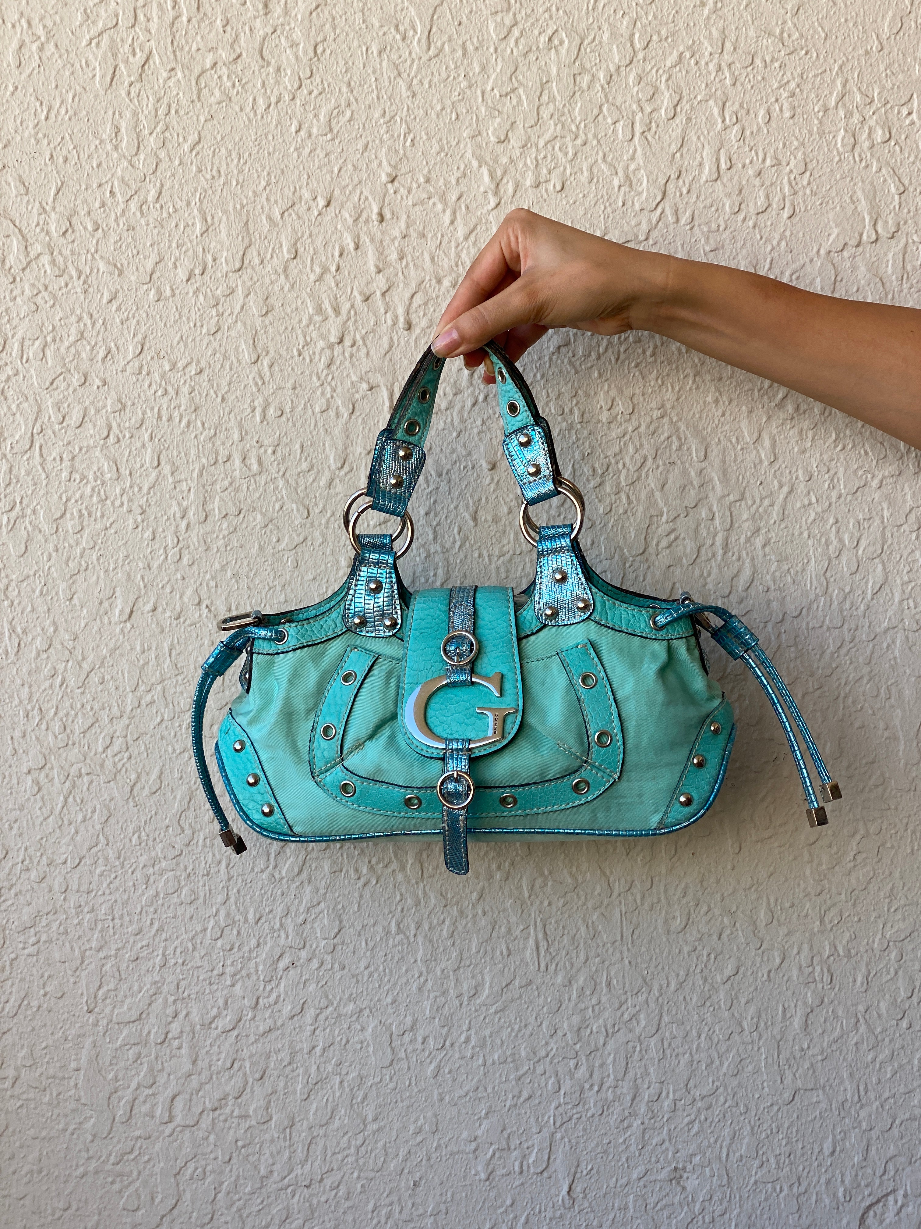 حقيبة ساتشيل فيروزية عتيقة من Guess Y2K مع شعار G وأجزاء معدنية وحواف مرصعة بالمسامير