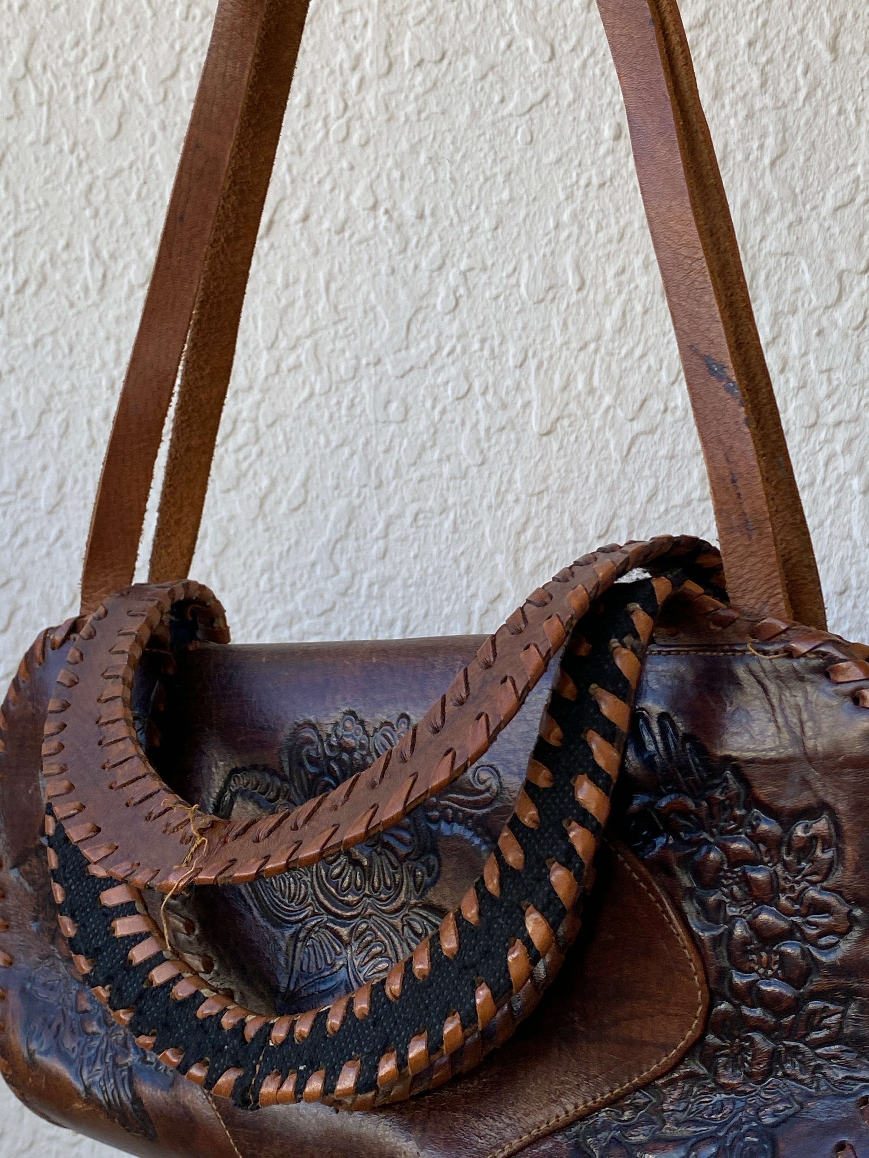 حقيبة كتف من الجلد الأفريقي العتيق، مصنوعة يدويًا، باللون البني، مزينة بنقوش زهرية