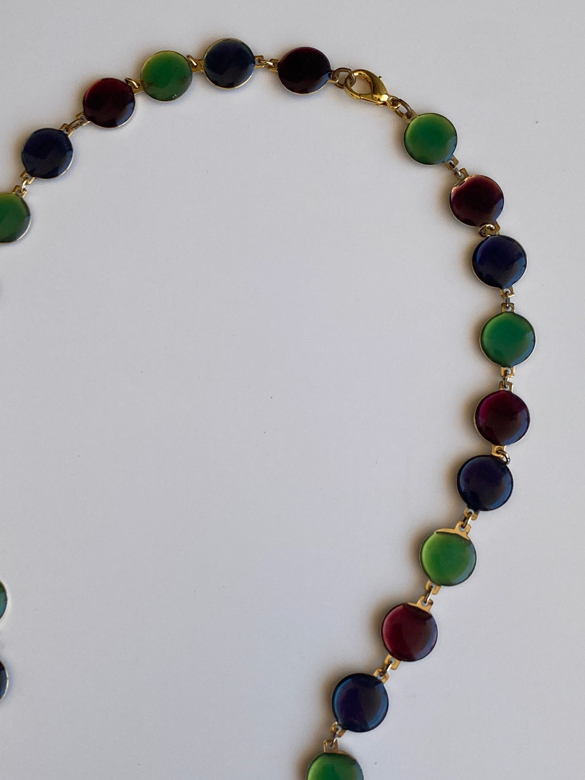 Vintage Double-Sided Green & Burgundy Lucite Disc Long Necklace Vintage Double-Sided Green & Burgundy Lucite Disc Long Necklace