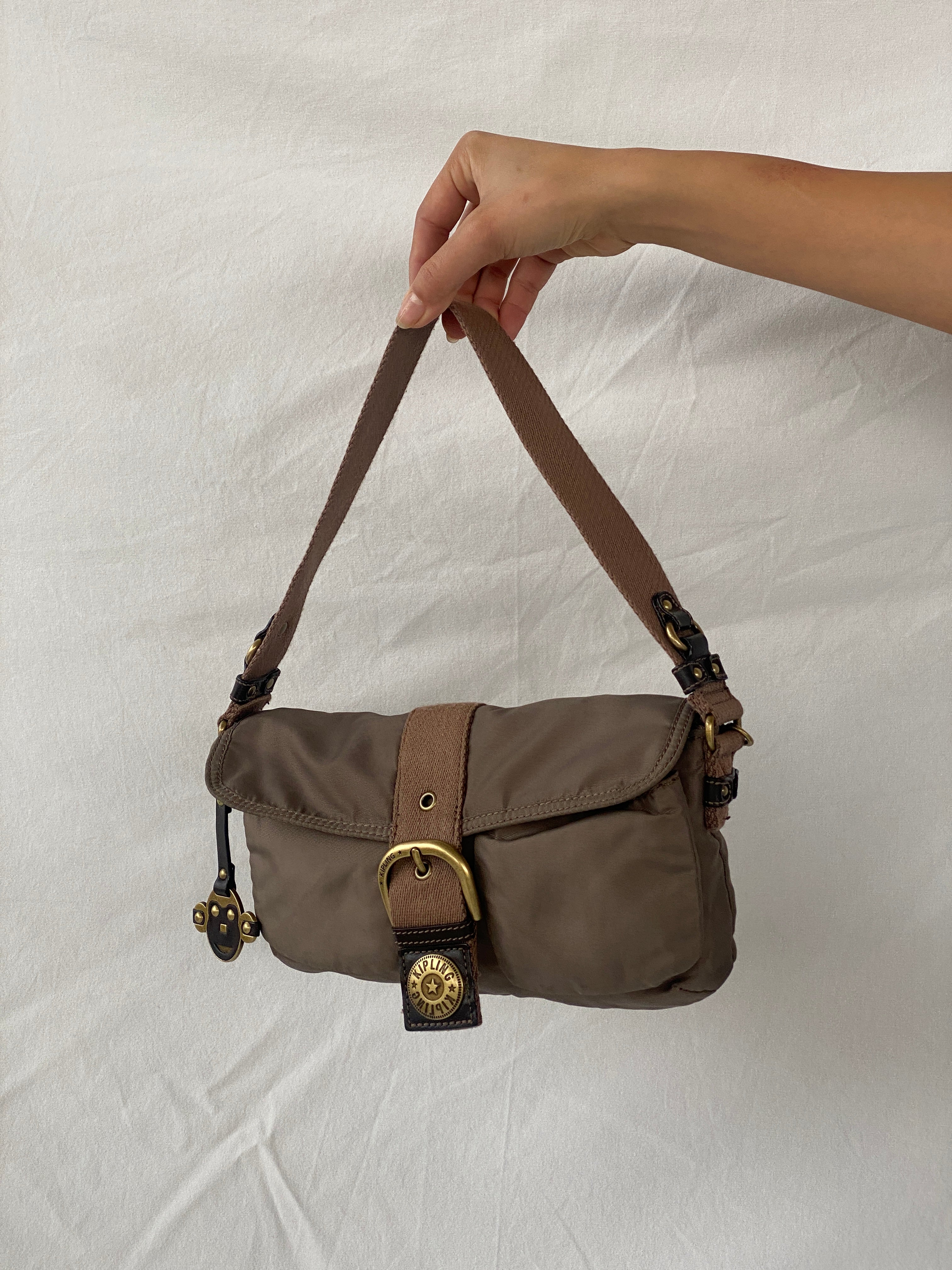 حقيبة كتف صغيرة من القماش من كيبلينج إستر سيتي باللون البني