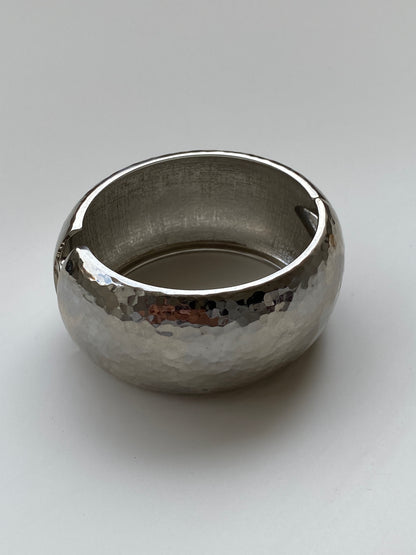 Vintage Silver-Tone Hammered Hinged Bangle Bracelet – Sculptural Minimalist Cuff