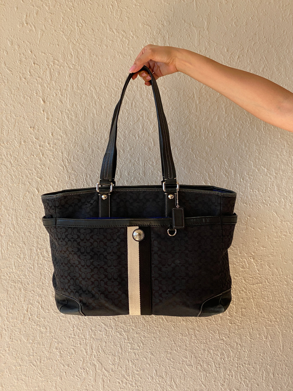 حقيبة كتف نسائية سوداء اللون من Coach Monogram أصلية