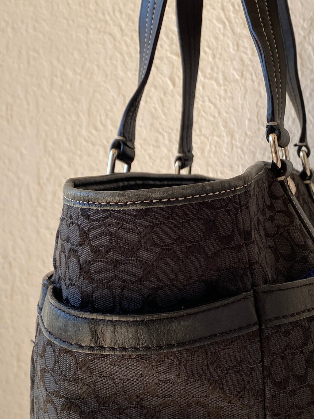 حقيبة كتف نسائية سوداء اللون من Coach Monogram أصلية