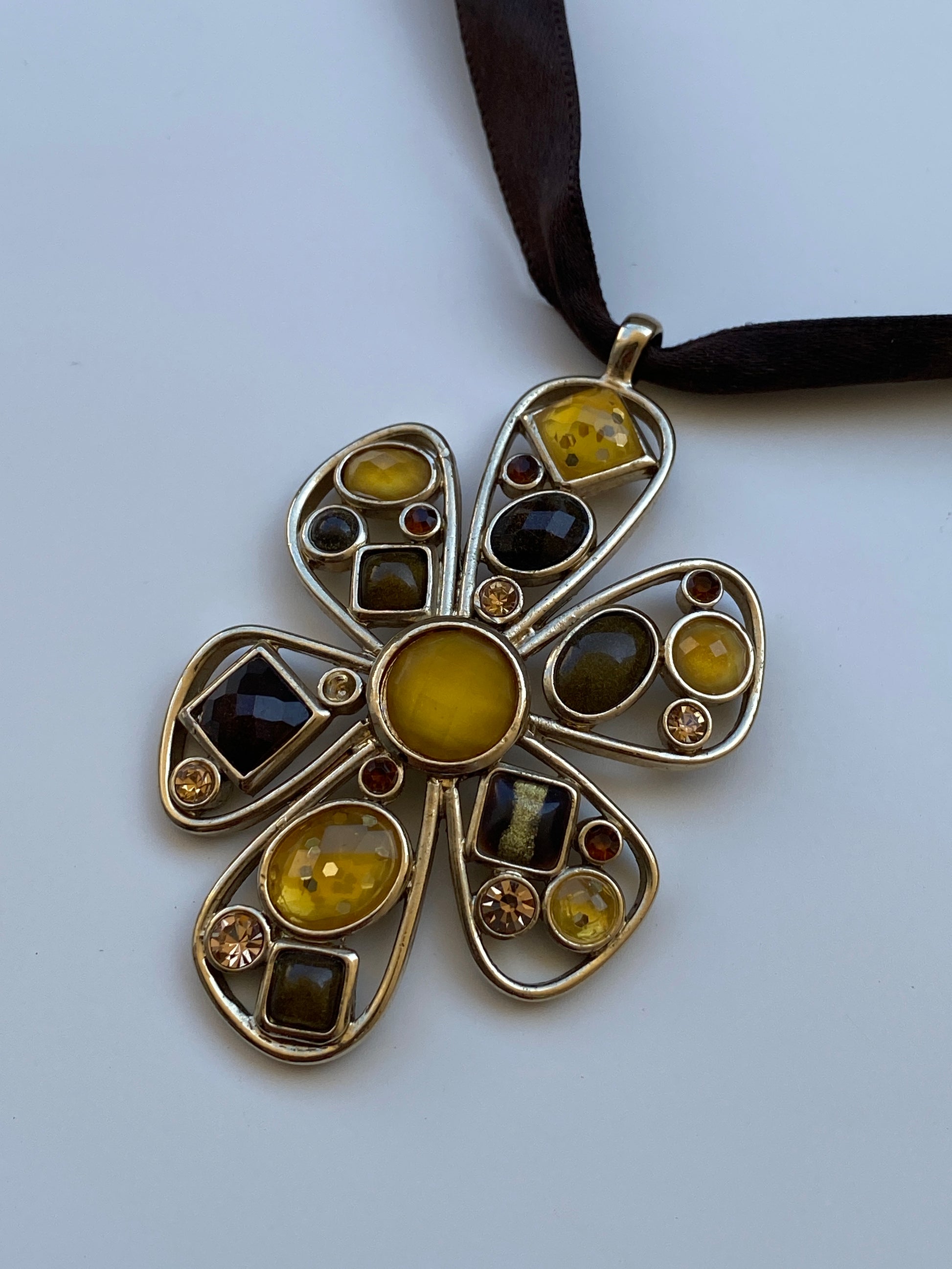 Vintage Y2K Brown Ribbon Choker with Amber Rhinestone Floral Pendant – Statement Necklace Vintage Y2K Brown Ribbon Choker with Amber Rhinestone Floral Pendant – Statement Necklace